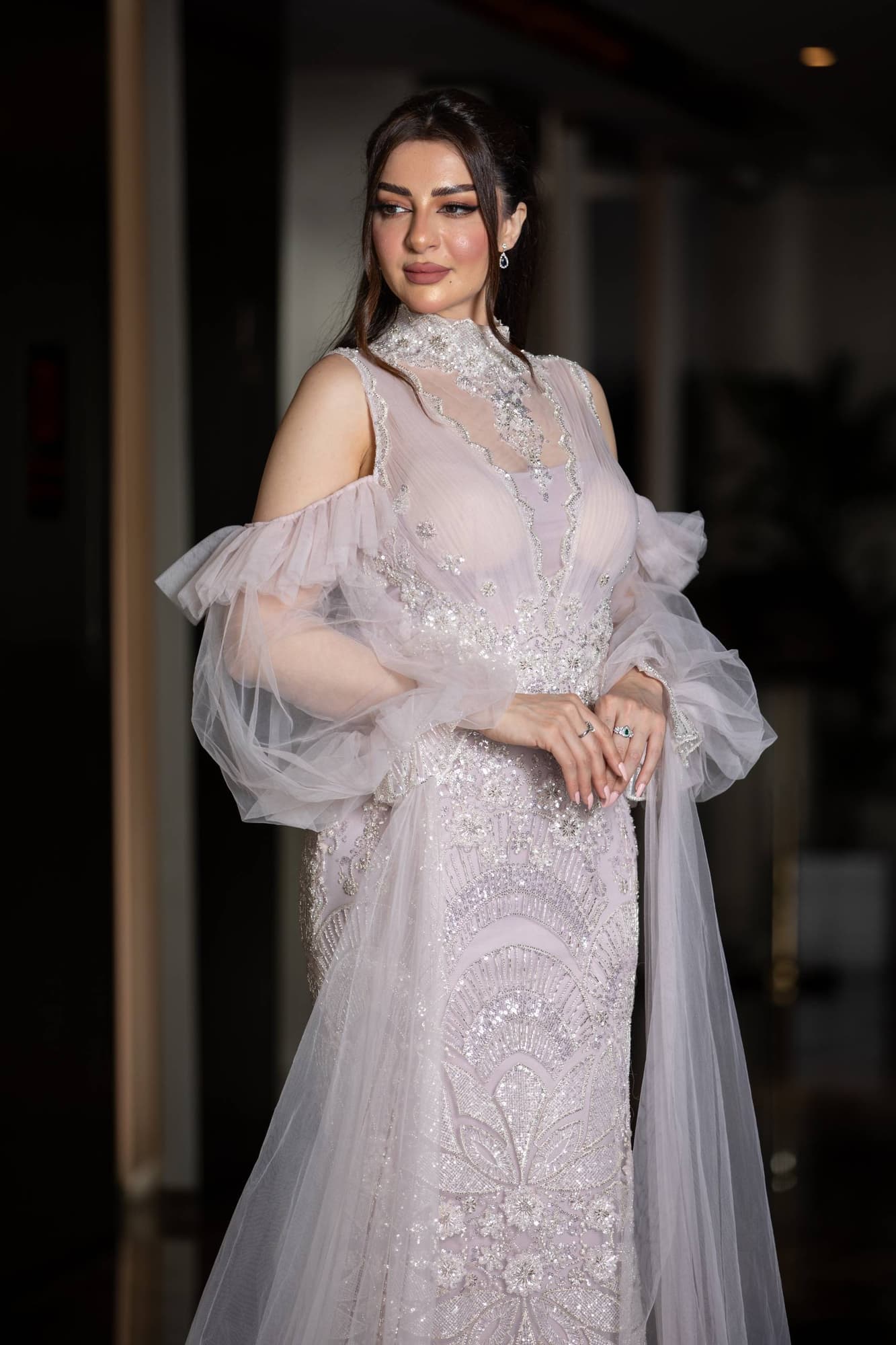 فستان سهرة فاخر يتميز بقصة ميرميد محددة تبرز القوام بانسيابية