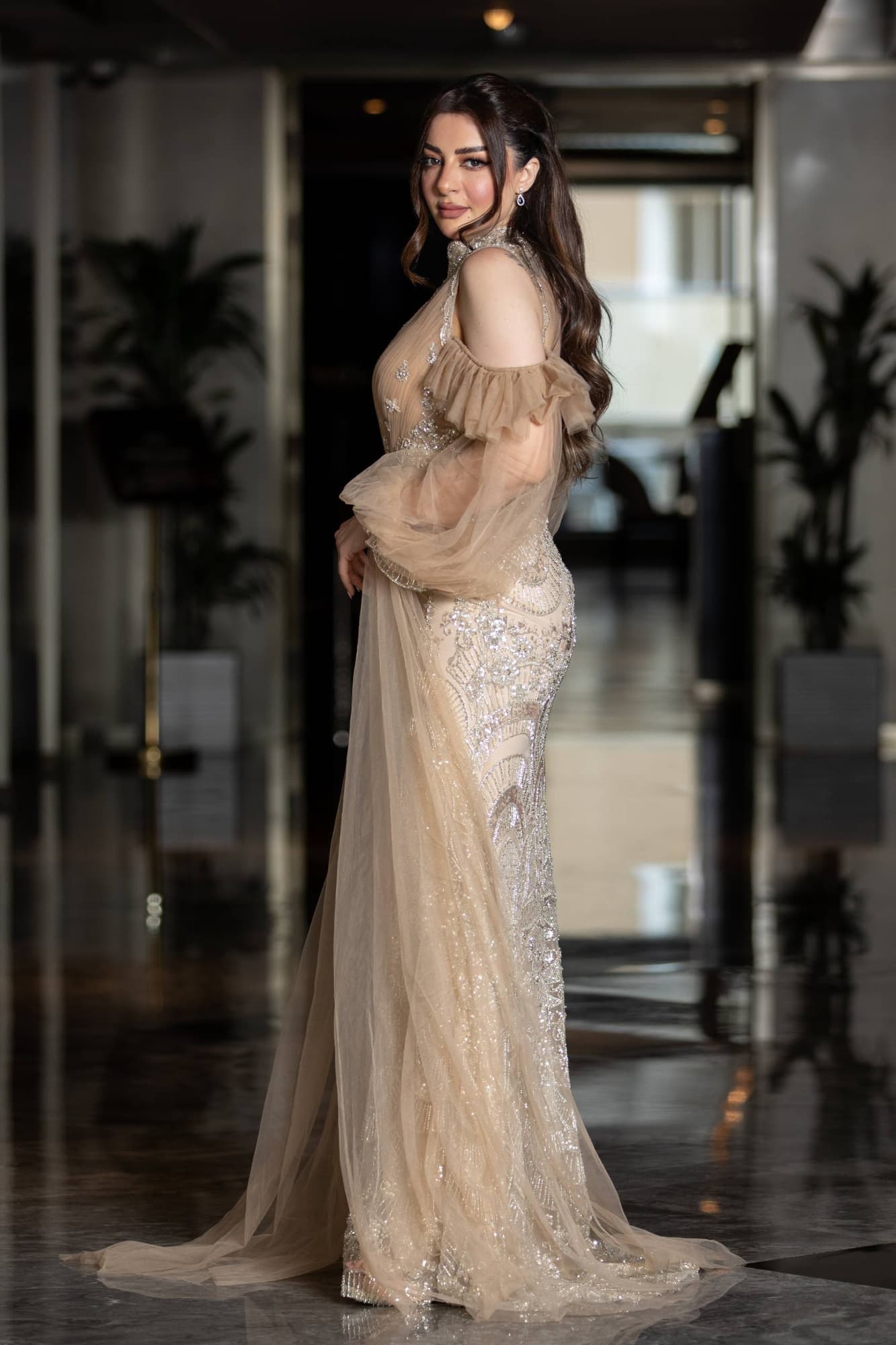 فستان سهرة فاخر يتميز بقصة ميرميد محددة تبرز القوام بانسيابية