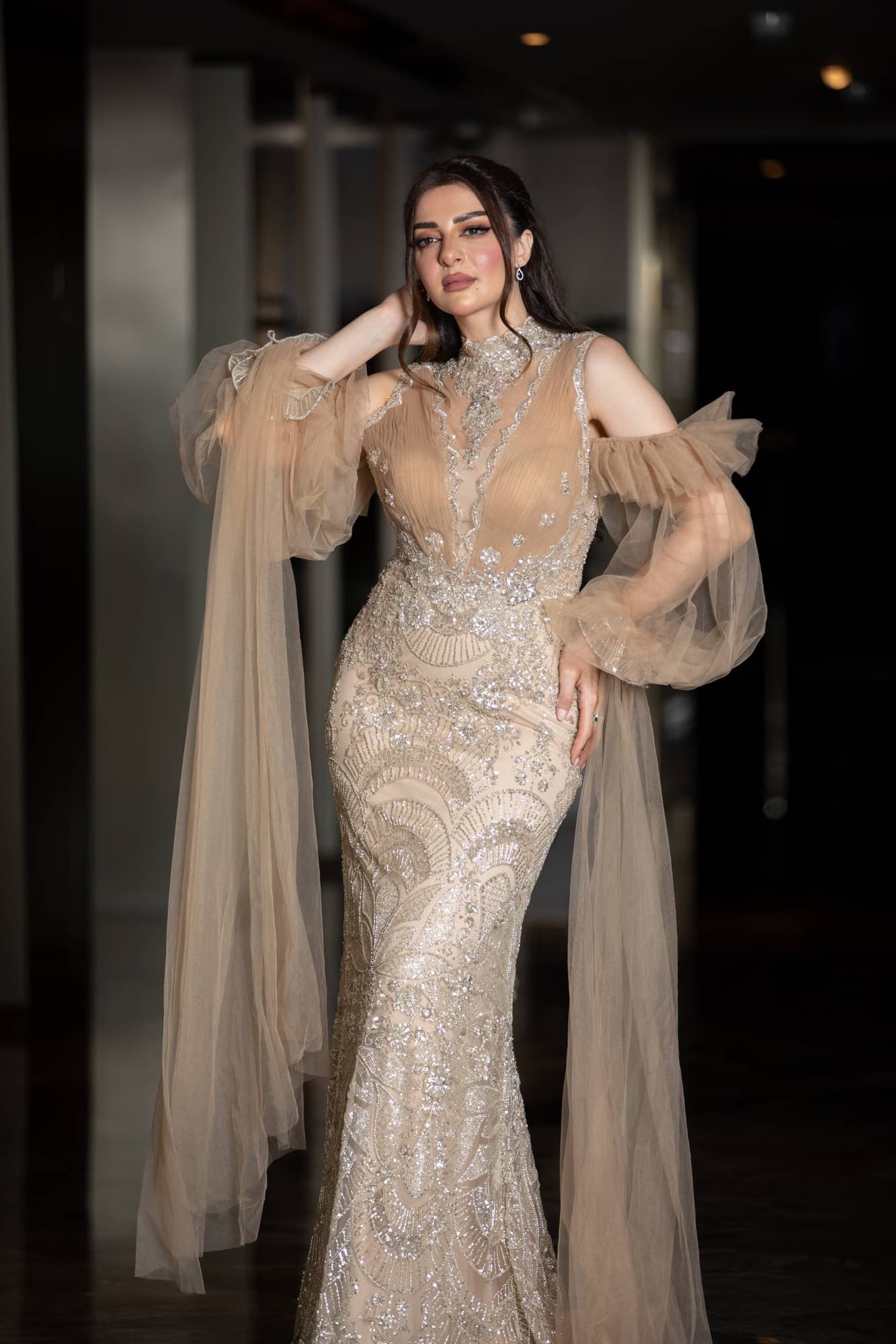 فستان سهرة فاخر يتميز بقصة ميرميد محددة تبرز القوام بانسيابية