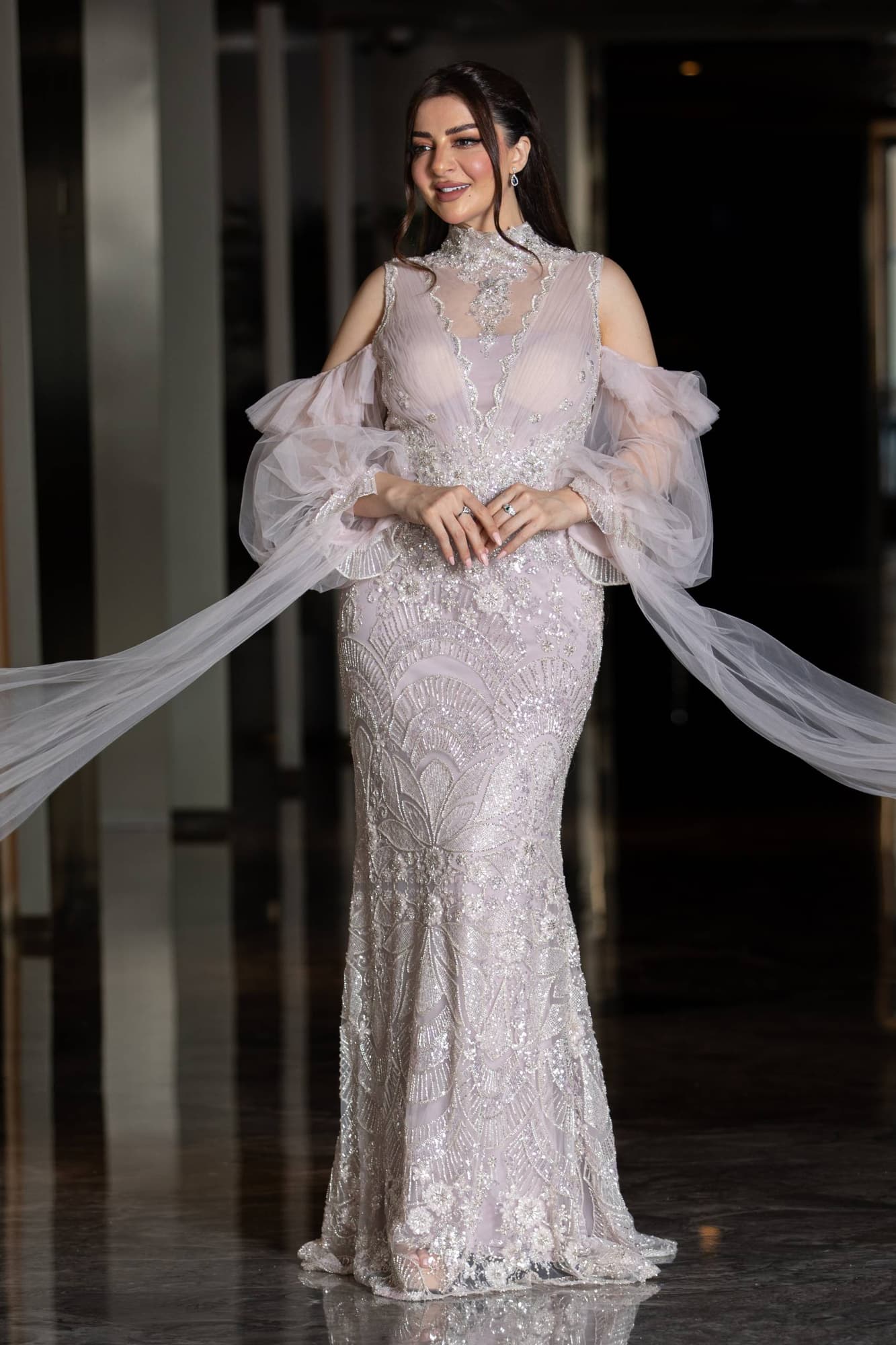 فستان سهرة فاخر يتميز بقصة ميرميد محددة تبرز القوام بانسيابية