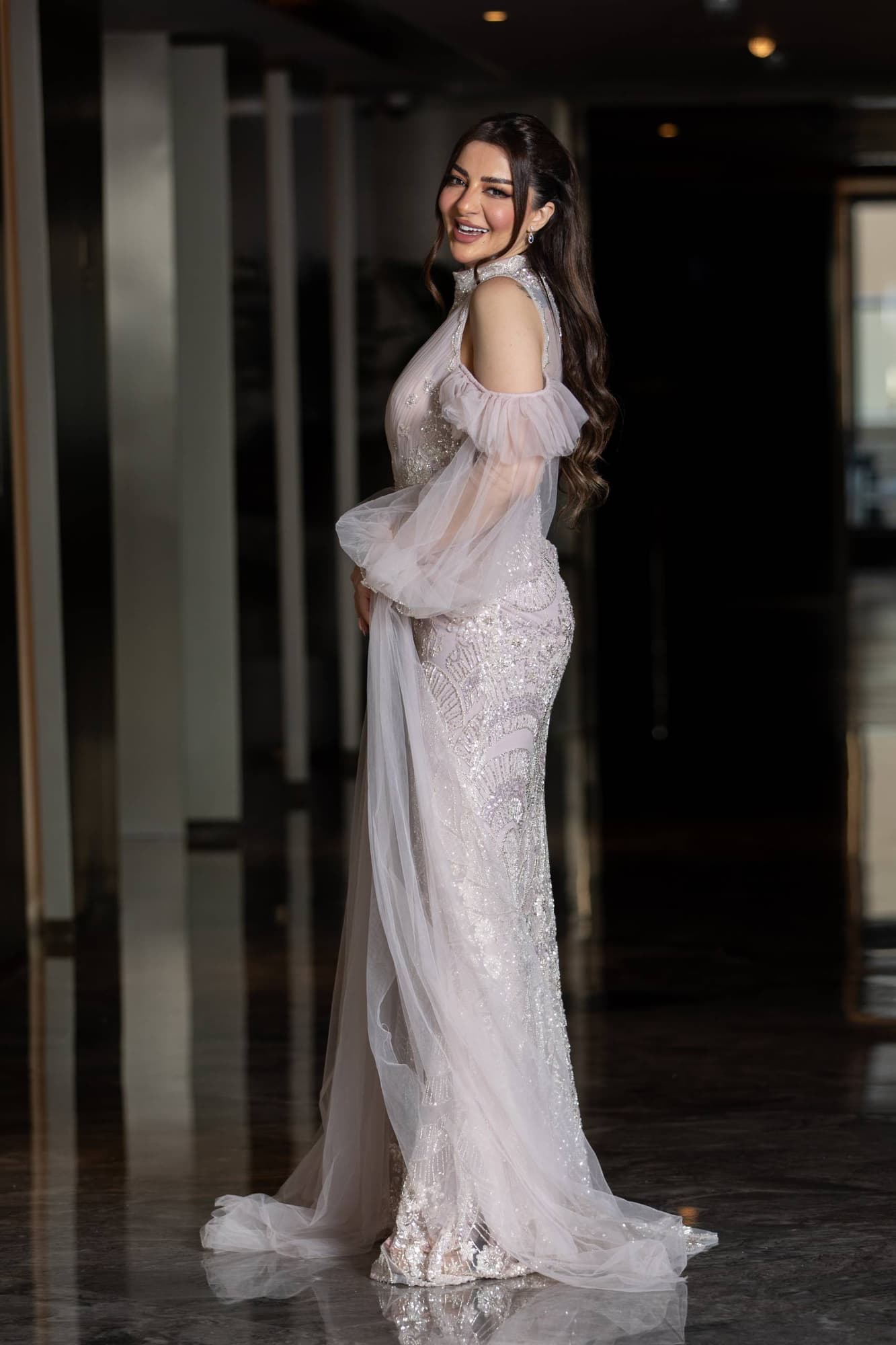 فستان سهرة فاخر يتميز بقصة ميرميد محددة تبرز القوام بانسيابية