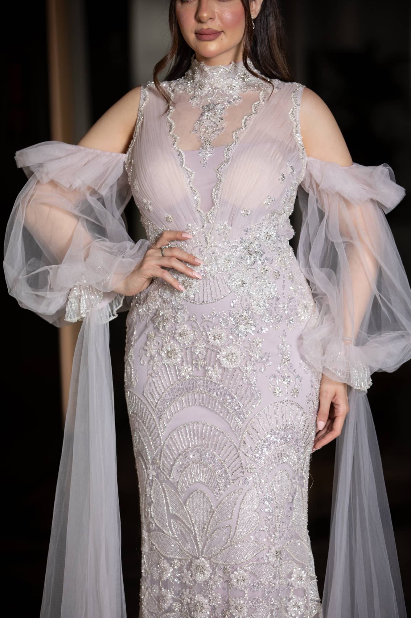 فستان سهرة فاخر يتميز بقصة ميرميد محددة تبرز القوام بانسيابية