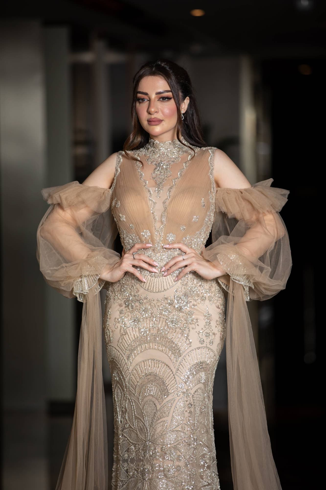 فستان سهرة فاخر يتميز بقصة ميرميد محددة تبرز القوام بانسيابية