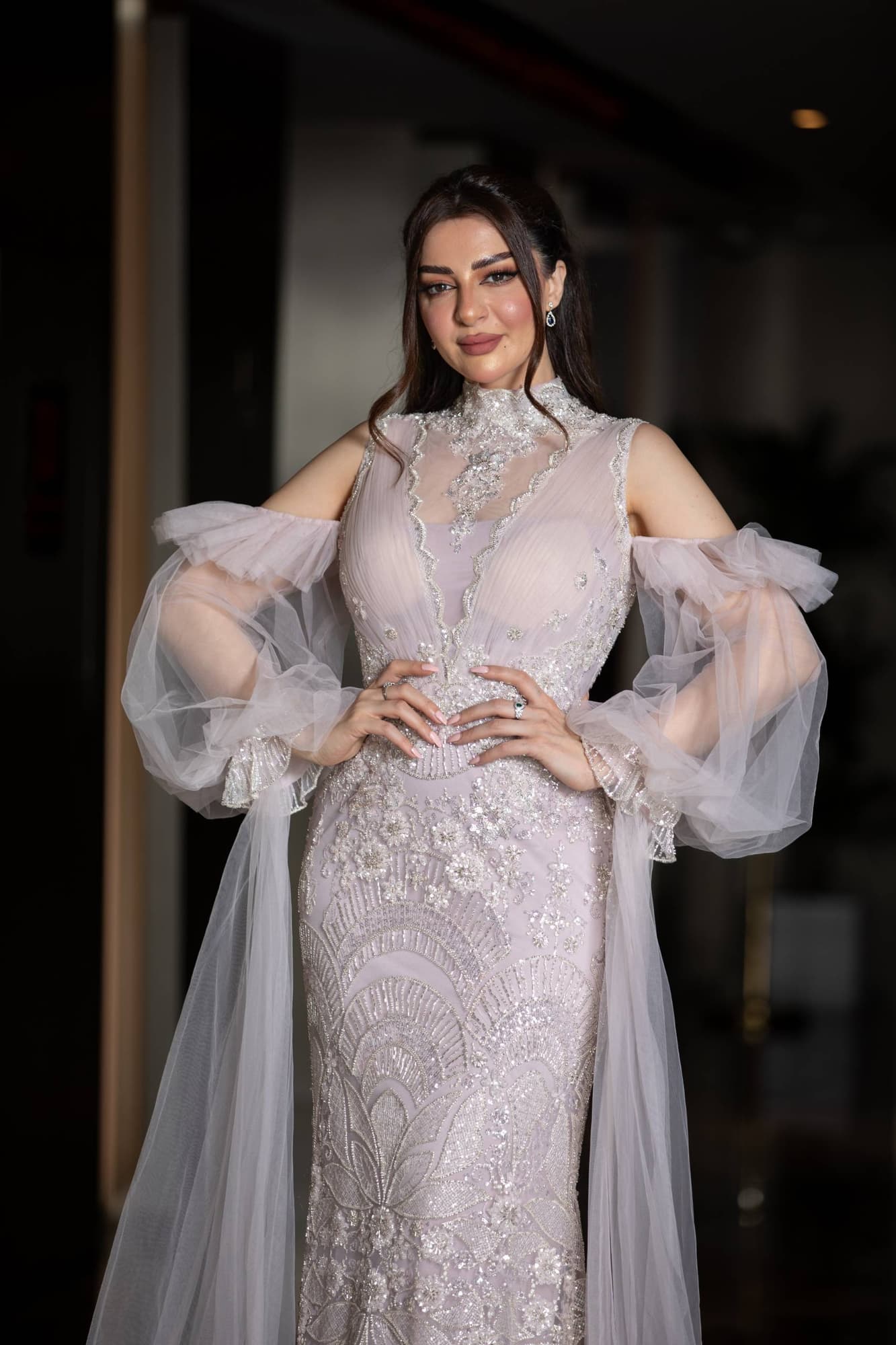 فستان سهرة فاخر يتميز بقصة ميرميد محددة تبرز القوام بانسيابية