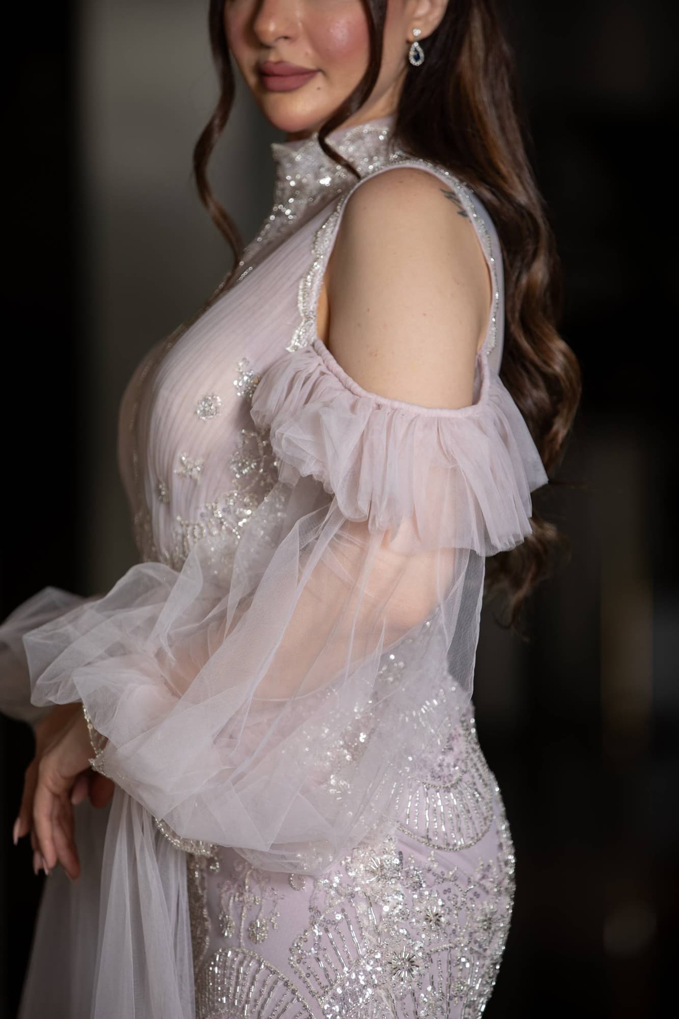 فستان سهرة فاخر يتميز بقصة ميرميد محددة تبرز القوام بانسيابية