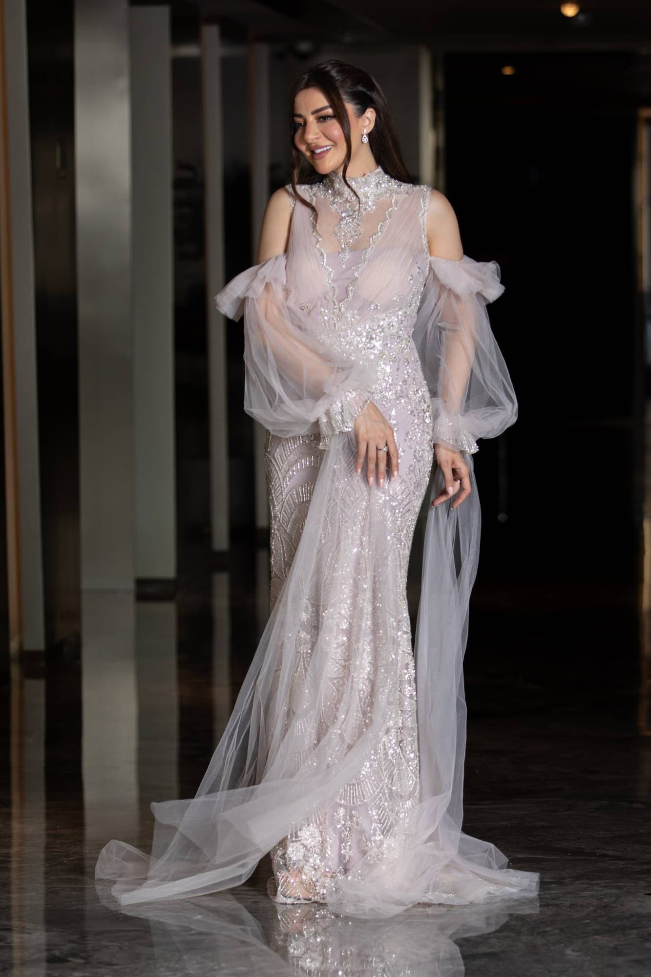 فستان سهرة فاخر يتميز بقصة ميرميد محددة تبرز القوام بانسيابية