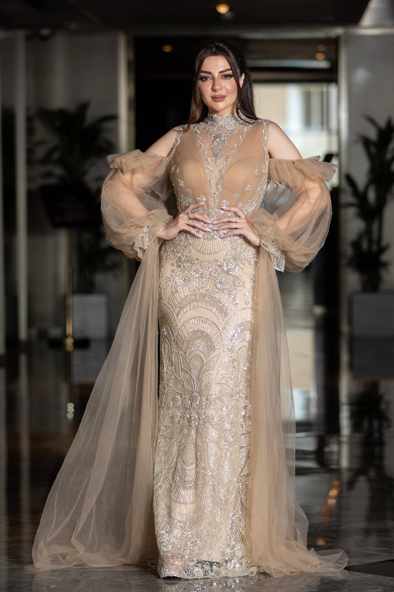 فستان سهرة فاخر يتميز بقصة ميرميد محددة تبرز القوام بانسيابية