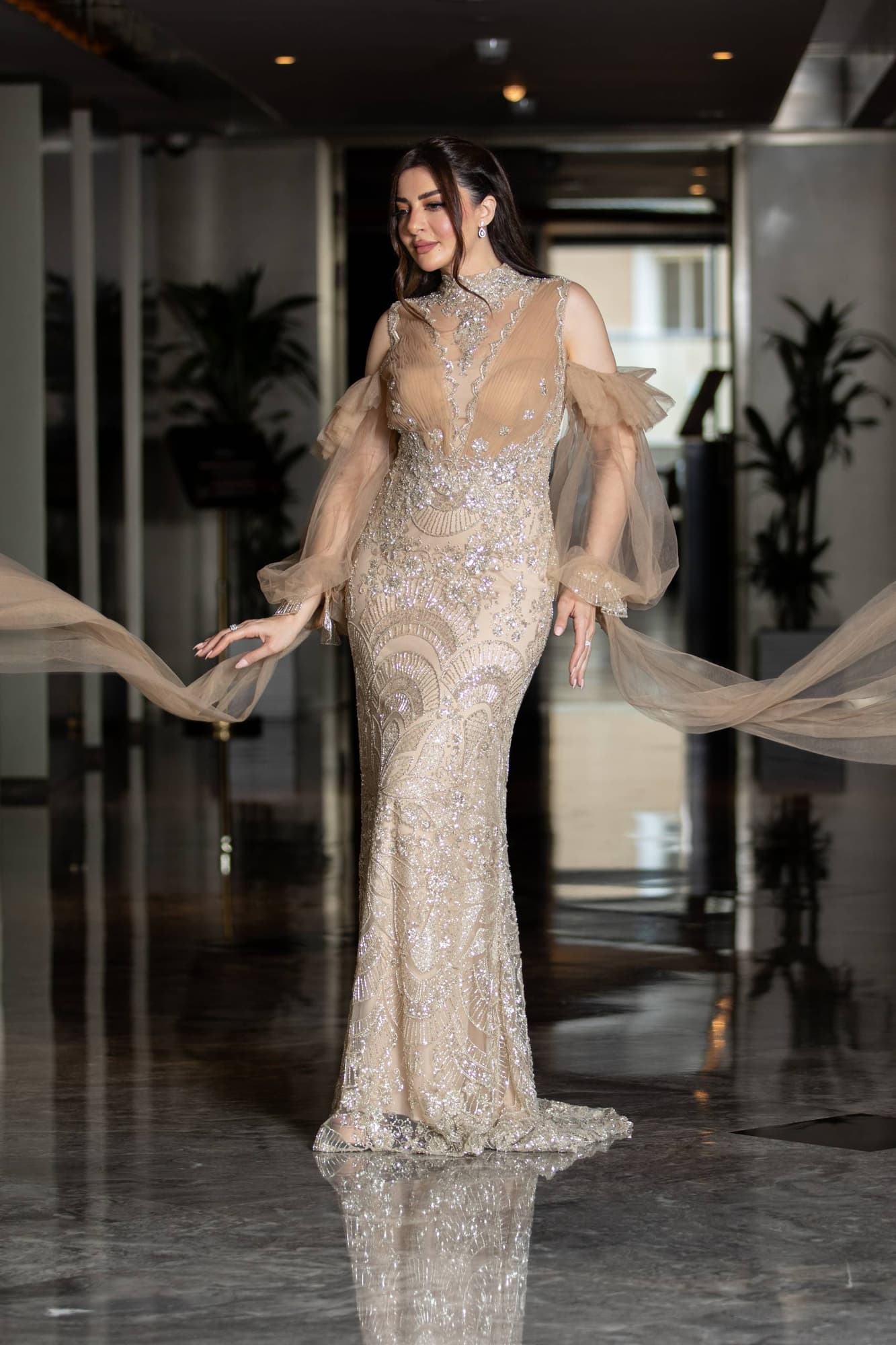 فستان سهرة فاخر يتميز بقصة ميرميد محددة تبرز القوام بانسيابية