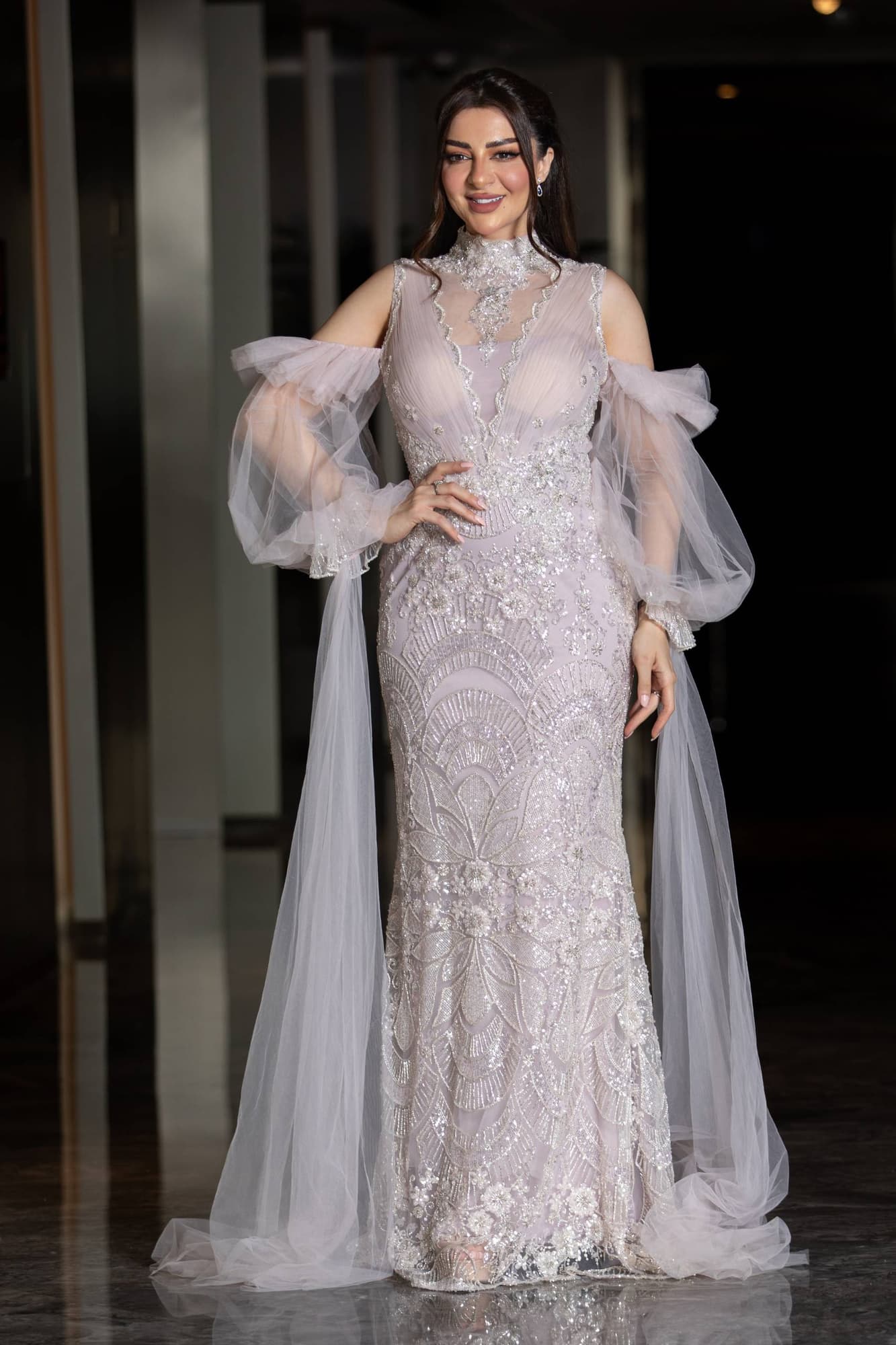 فستان سهرة فاخر يتميز بقصة ميرميد محددة تبرز القوام بانسيابية