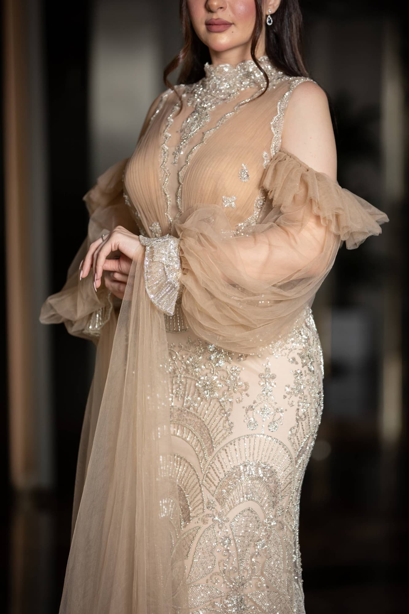 فستان سهرة فاخر يتميز بقصة ميرميد محددة تبرز القوام بانسيابية