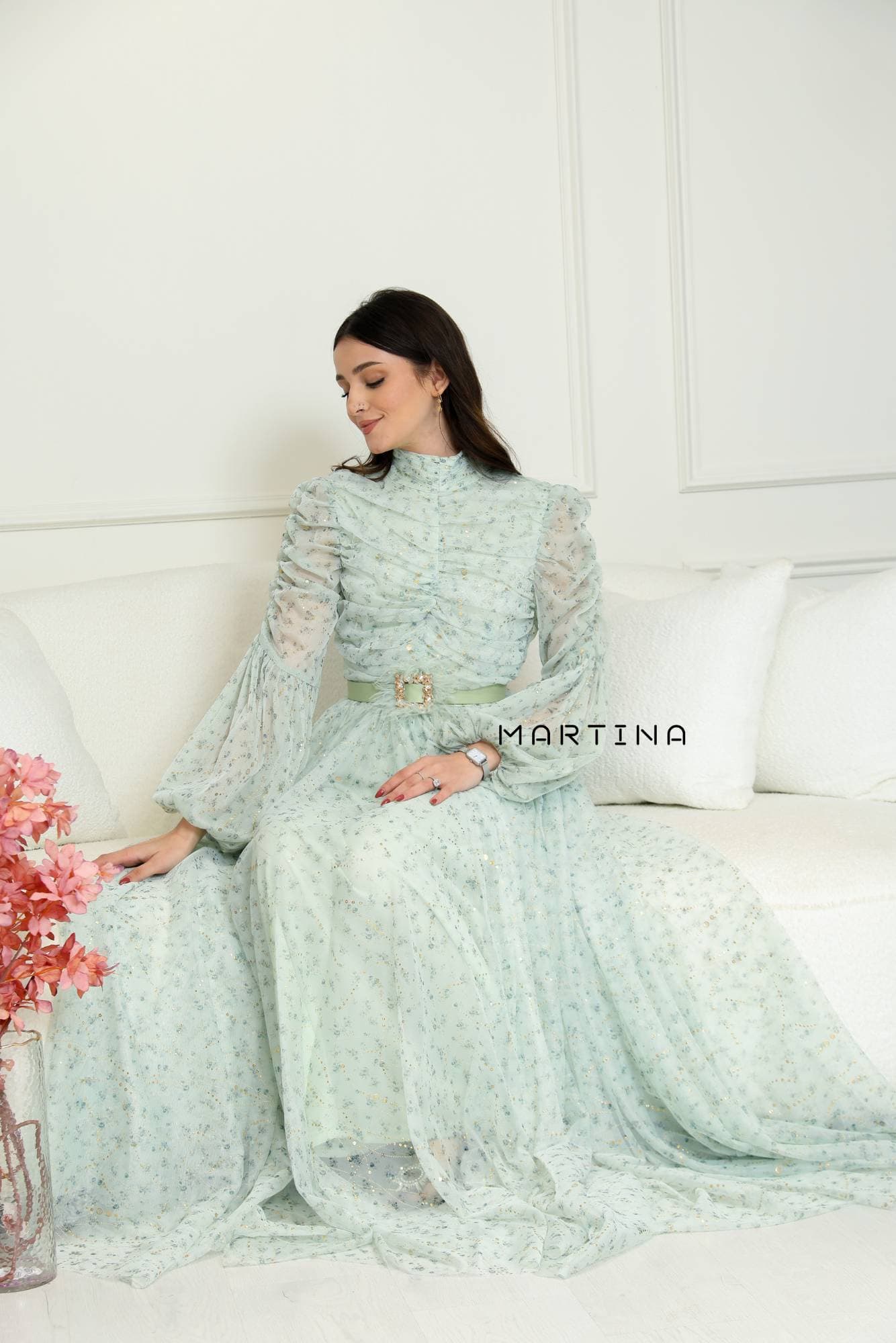 فستان طويل بتصميم أنثوي راقٍ يجمع بين النعومة والفخامة