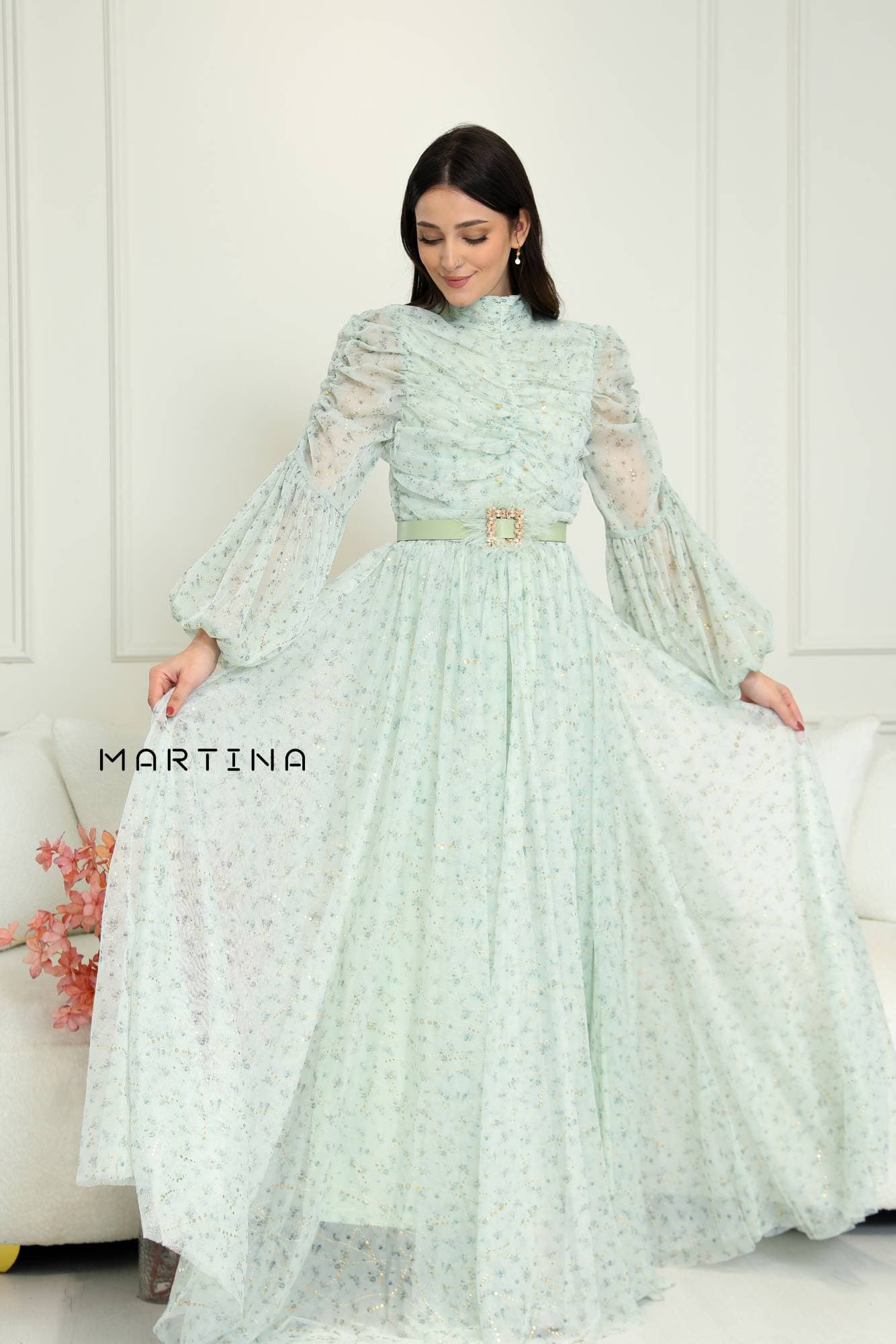 فستان طويل بتصميم أنثوي راقٍ يجمع بين النعومة والفخامة