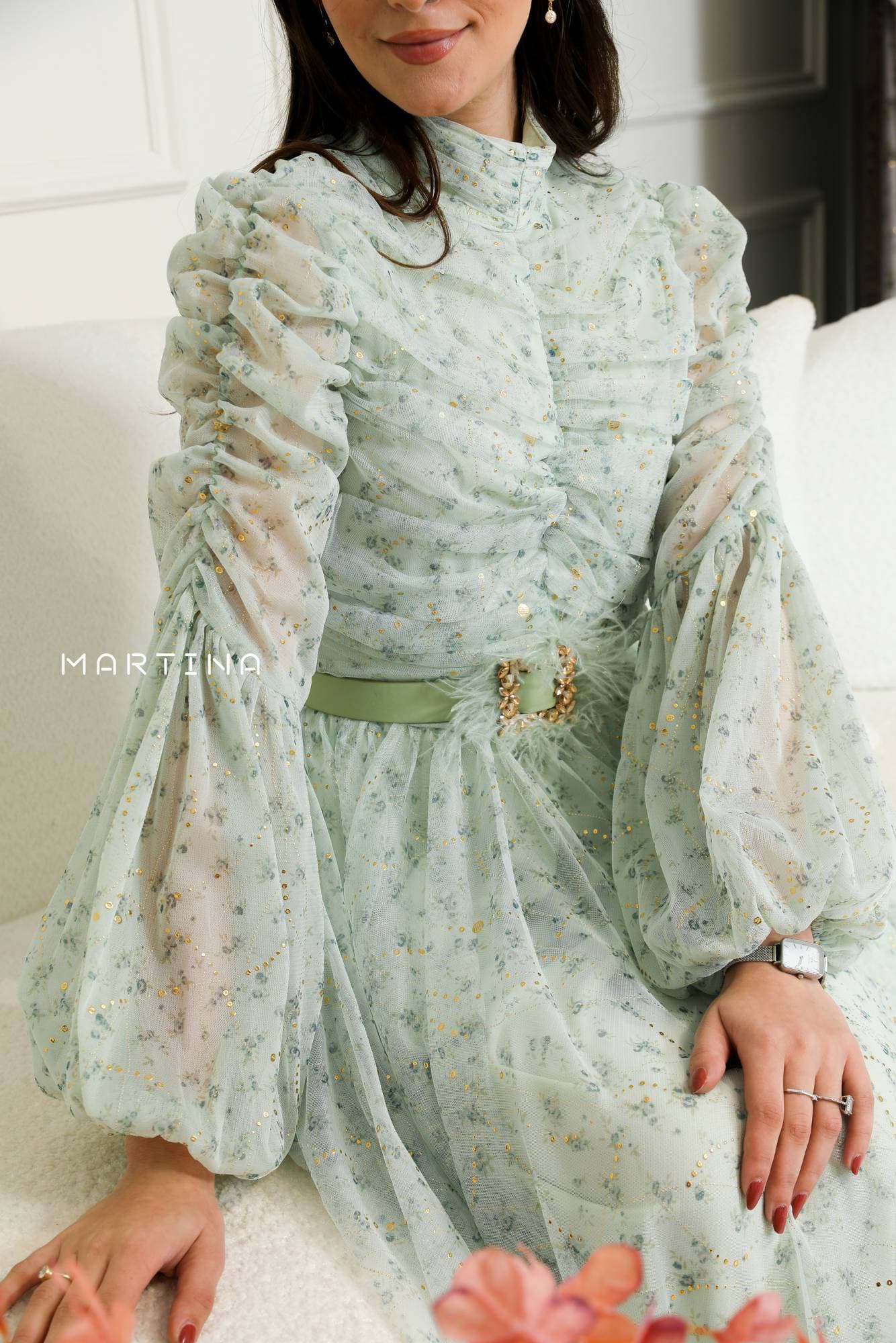 فستان طويل بتصميم أنثوي راقٍ يجمع بين النعومة والفخامة