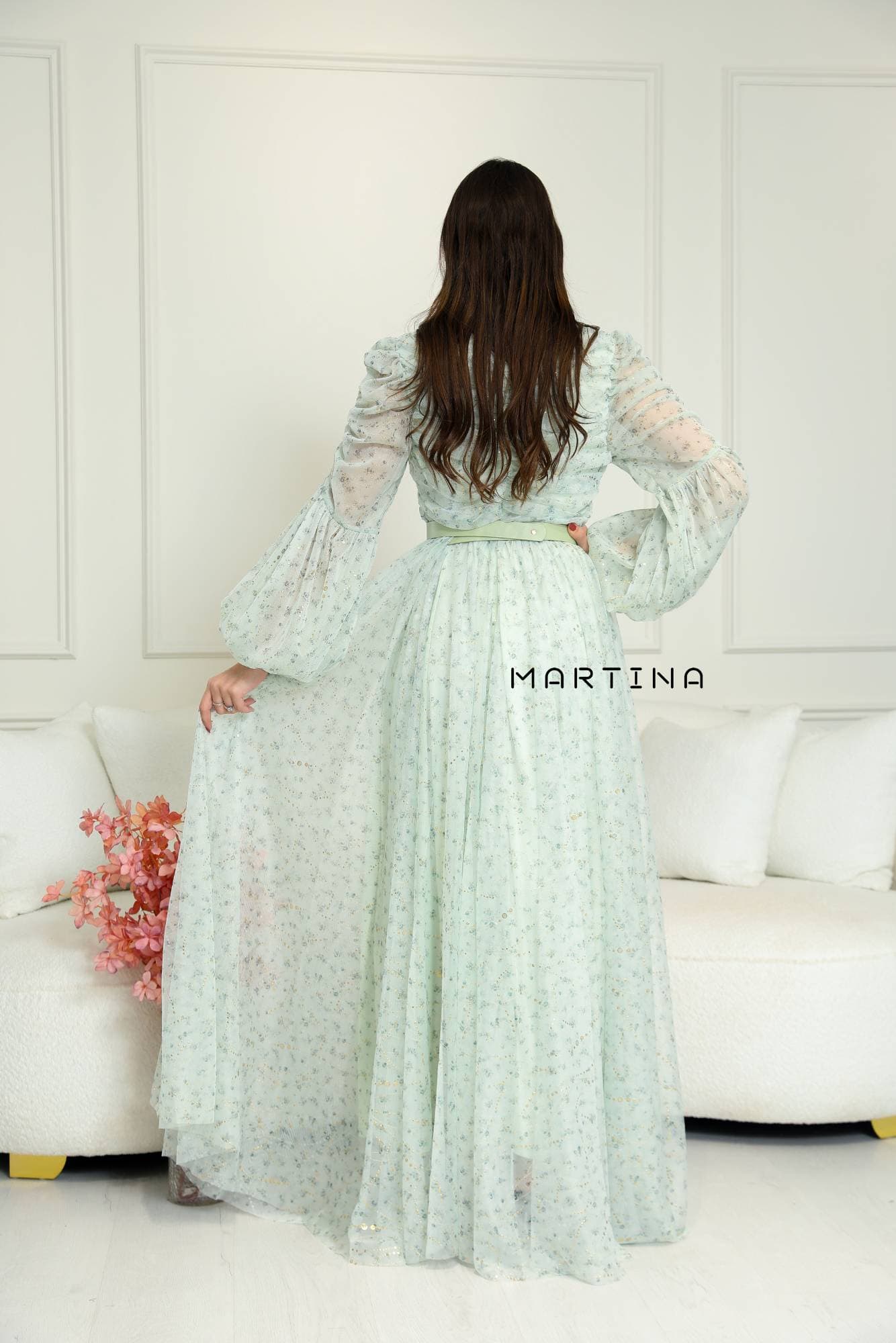 فستان طويل بتصميم أنثوي راقٍ يجمع بين النعومة والفخامة