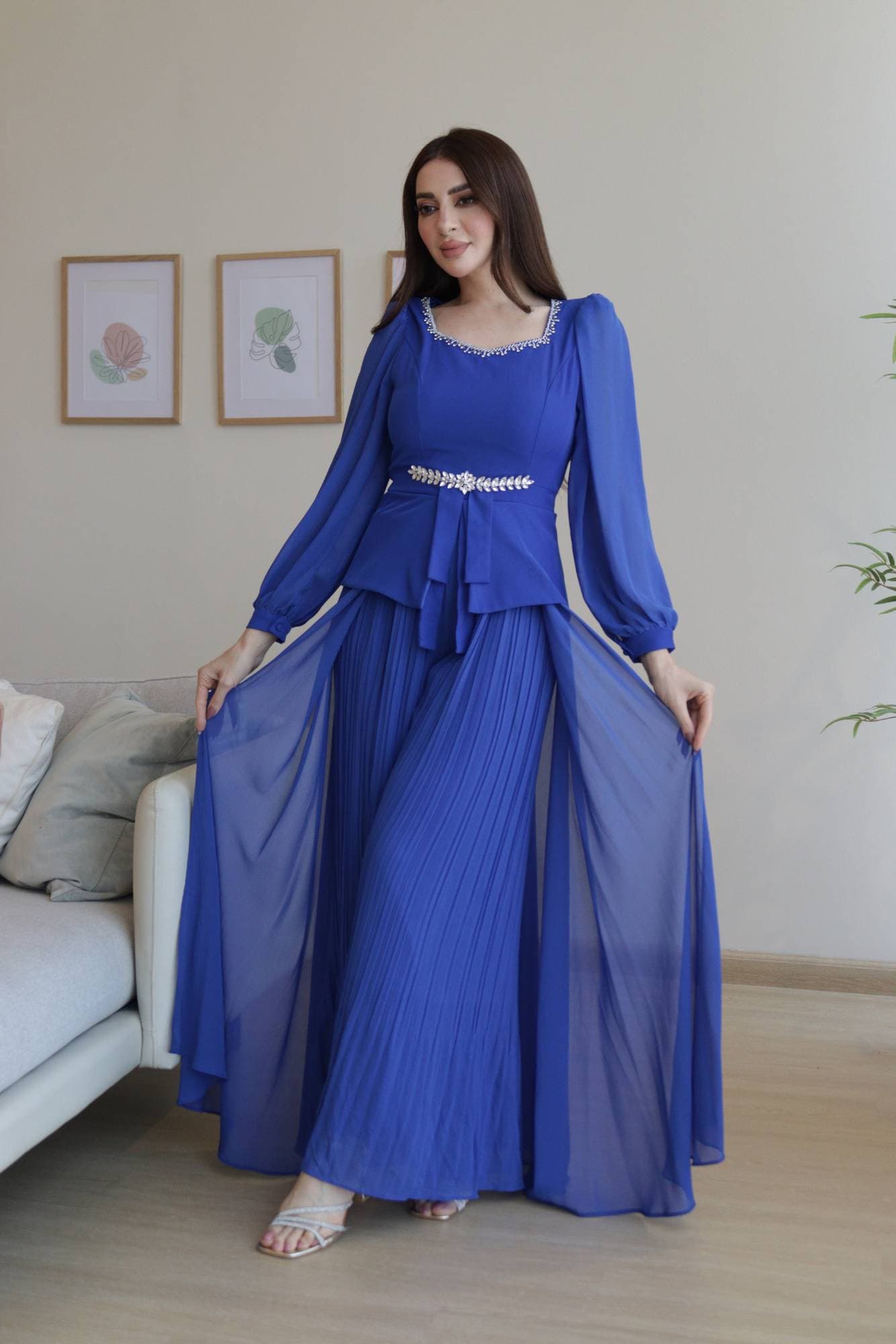 طقم بنطلون وبلوزة يتميز بقصة علوية ناعمة بياقة مزينة بتفاصيل لامعة