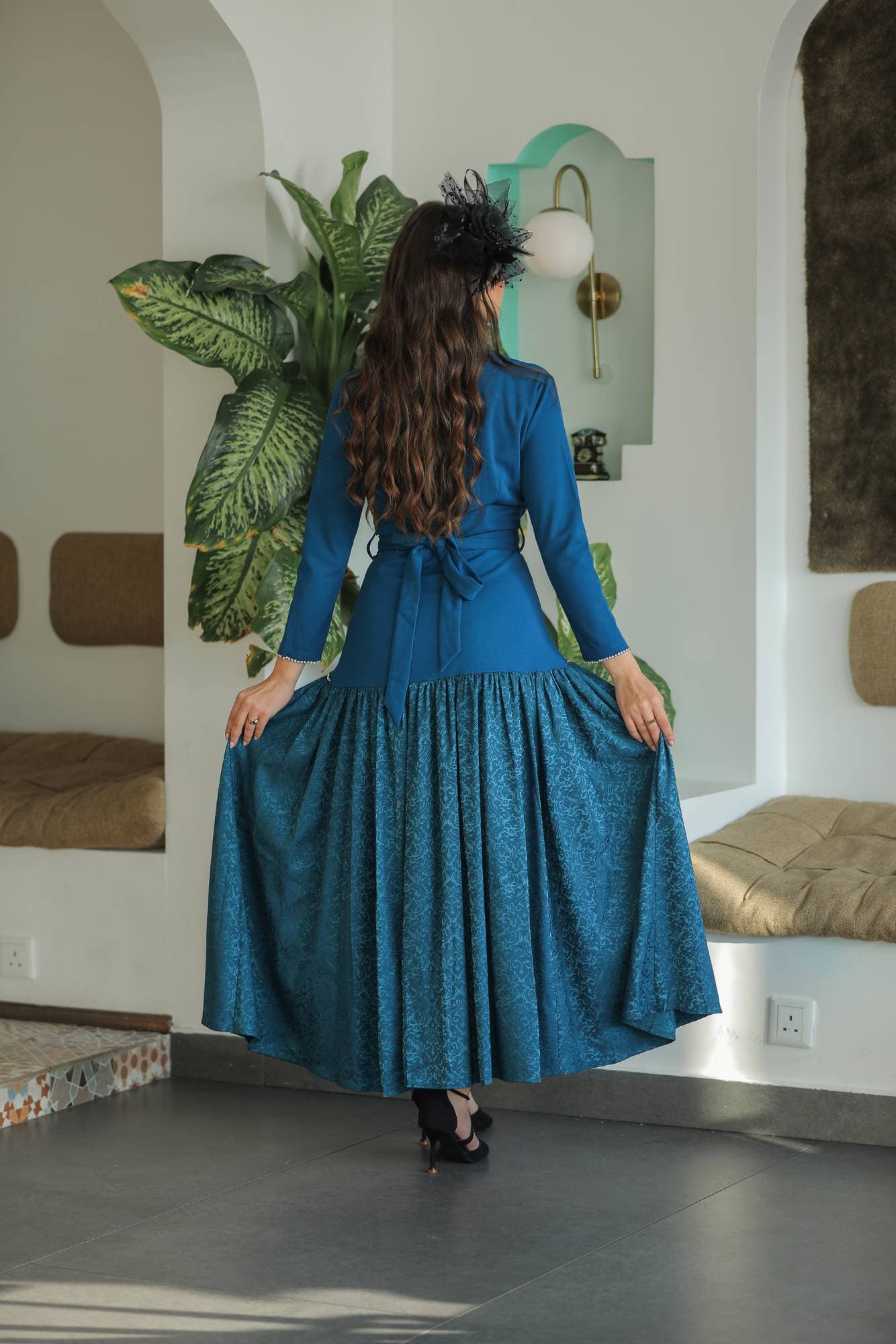 فستان راقٍ بلون أخضر زمردي عميق يجمع بين الكلاسيكية والفخامة بأسلوب عصري