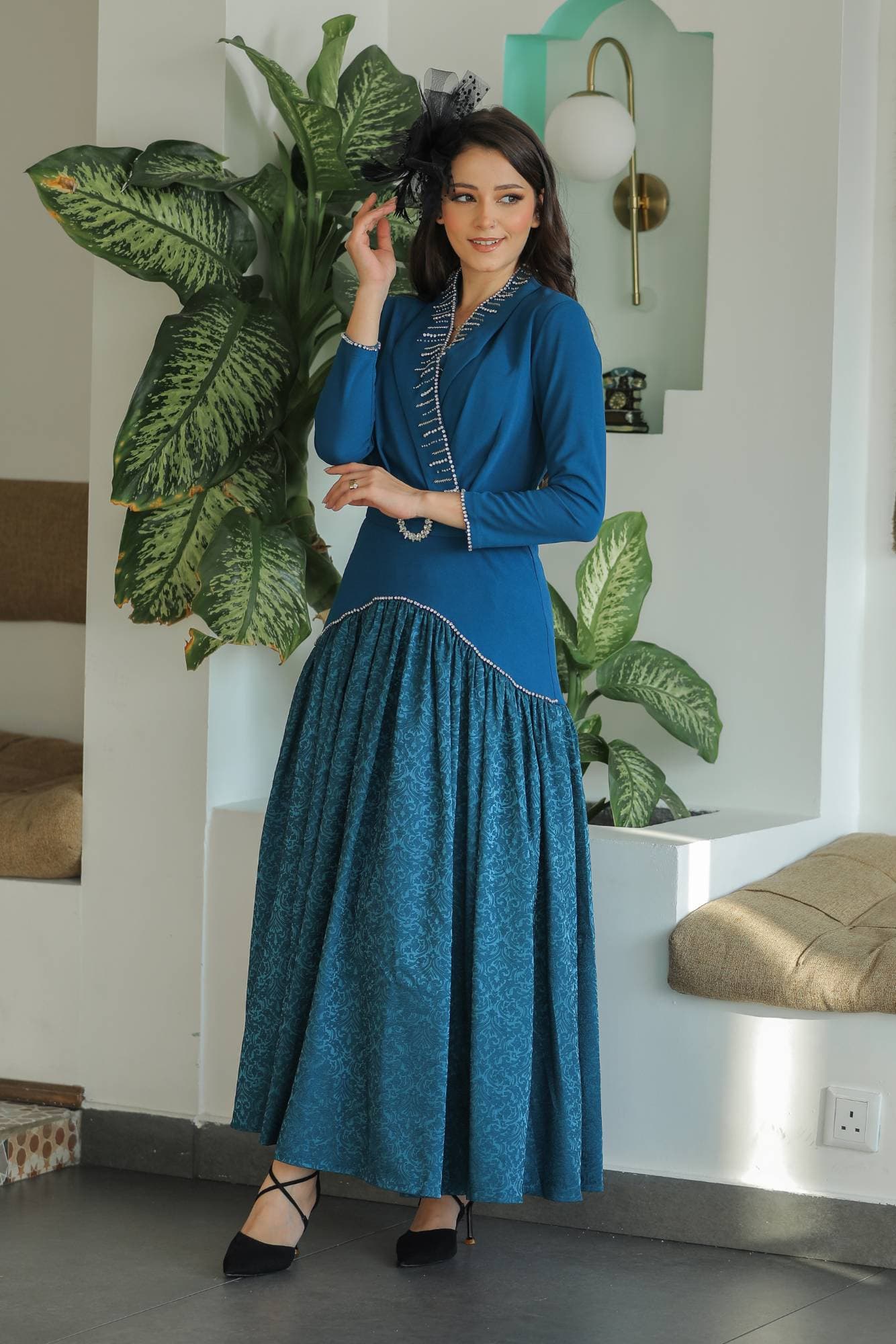 فستان راقٍ بلون أخضر زمردي عميق يجمع بين الكلاسيكية والفخامة بأسلوب عصري