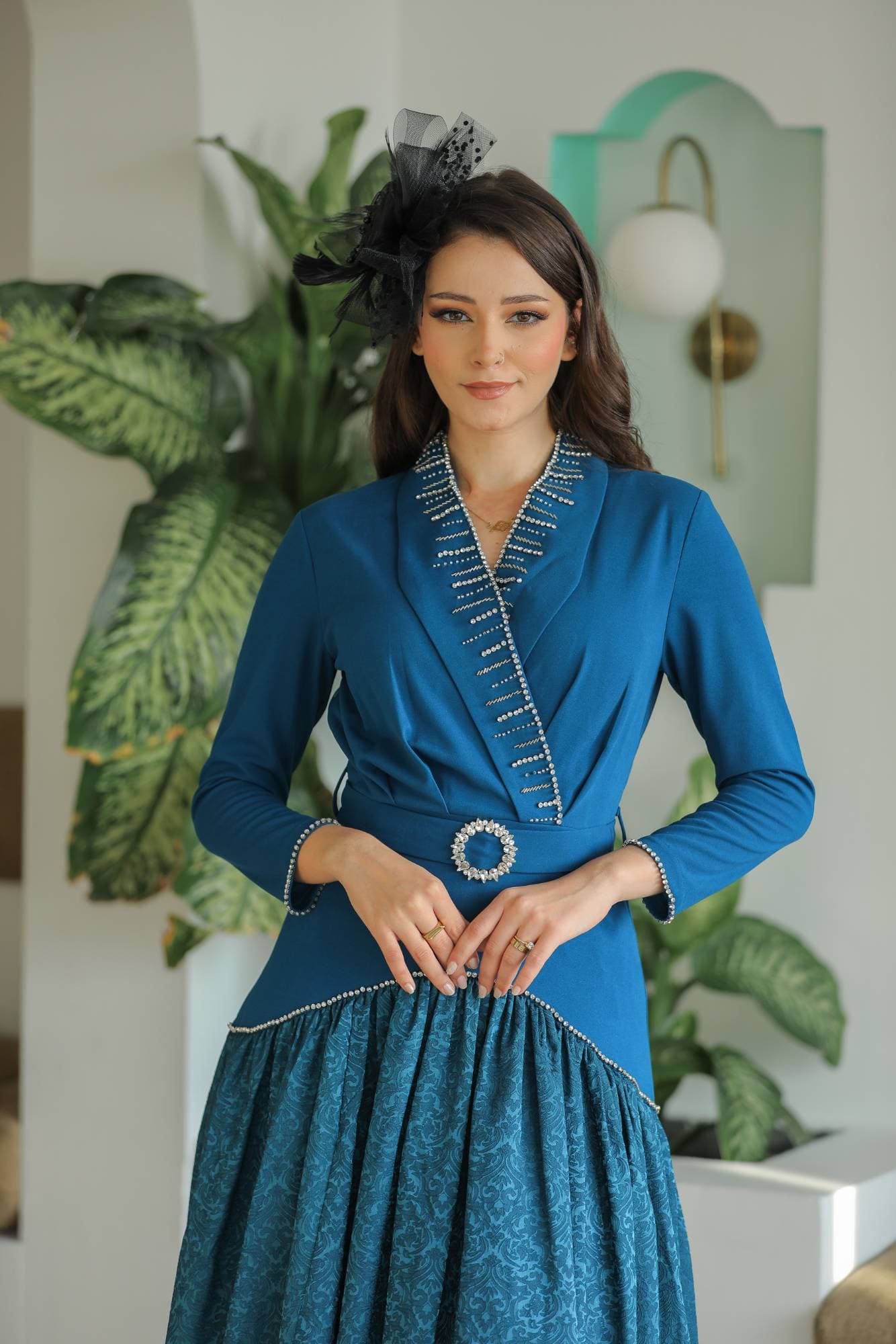 فستان راقٍ بلون أخضر زمردي عميق يجمع بين الكلاسيكية والفخامة بأسلوب عصري