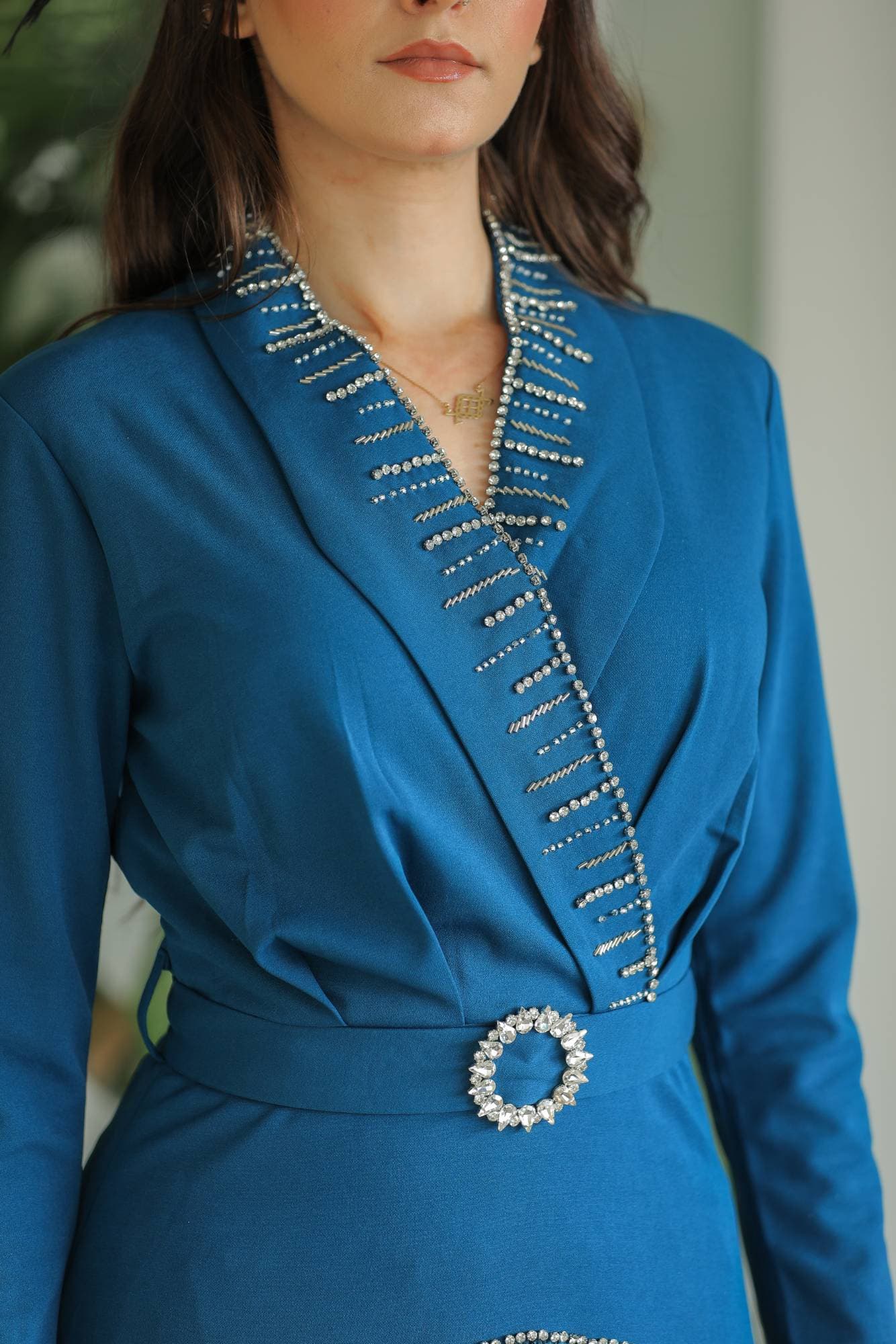 فستان راقٍ بلون أخضر زمردي عميق يجمع بين الكلاسيكية والفخامة بأسلوب عصري