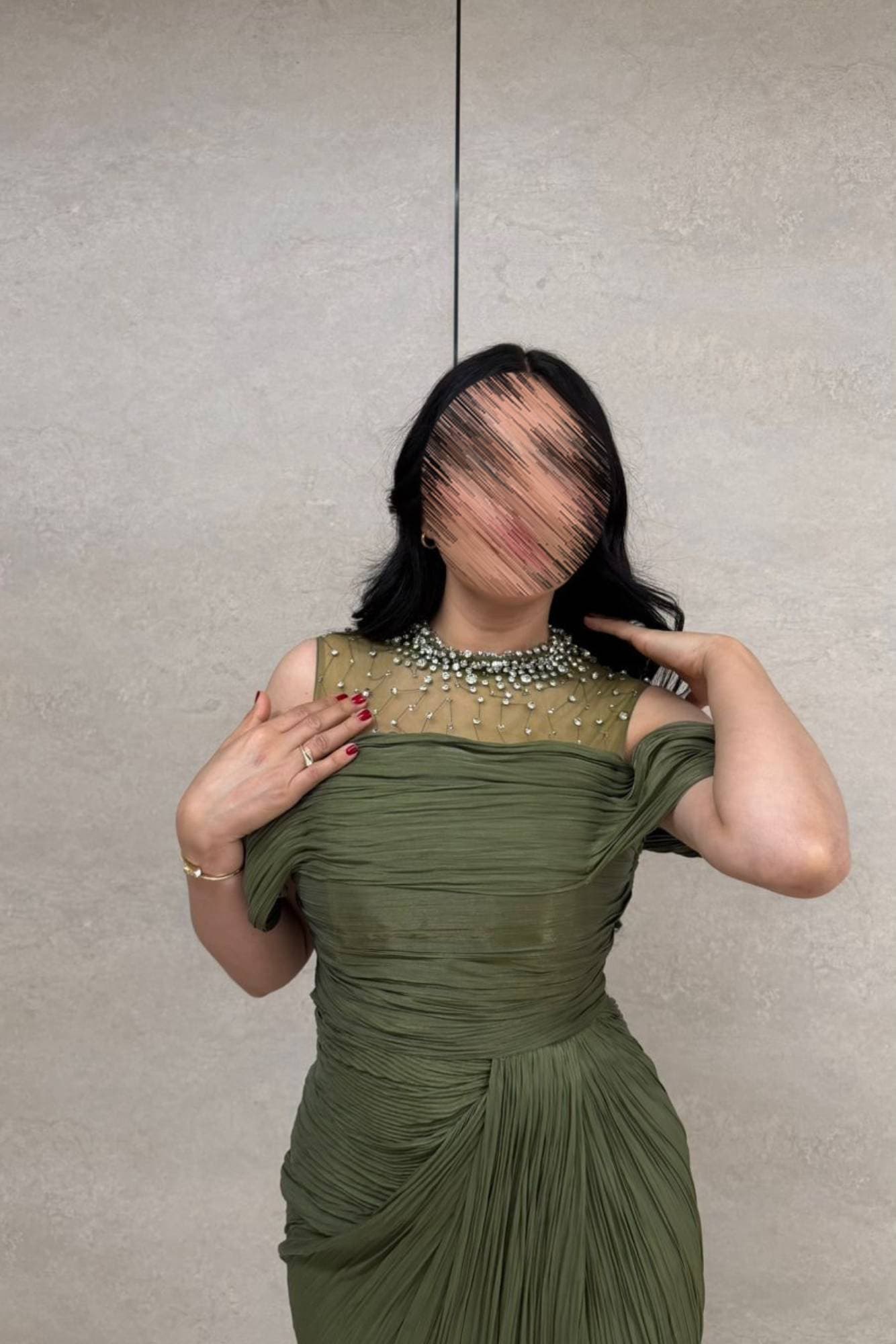 فستان سهرة أنيق يعكس الفخامة والهدوء في آنٍ واحد