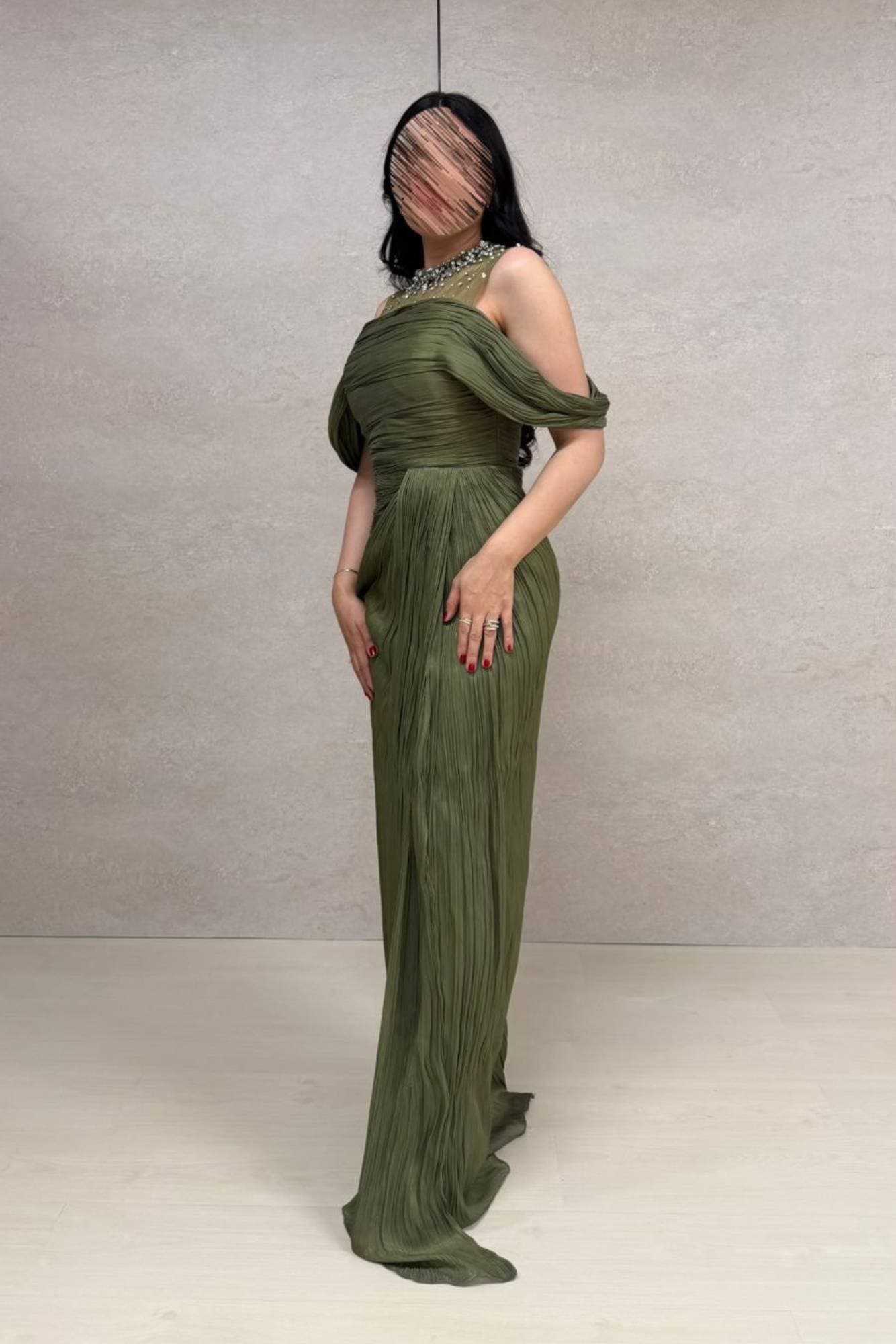 فستان سهرة أنيق يعكس الفخامة والهدوء في آنٍ واحد