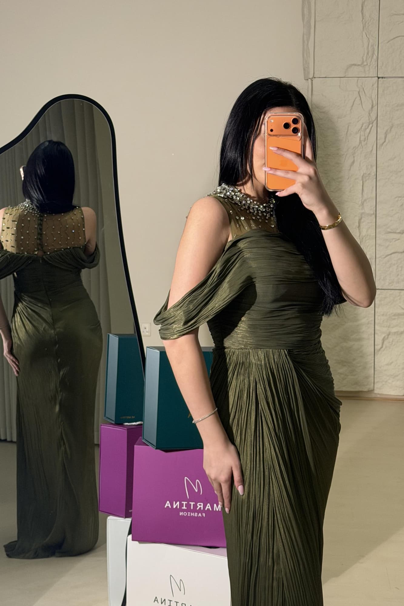 فستان سهرة أنيق يعكس الفخامة والهدوء في آنٍ واحد