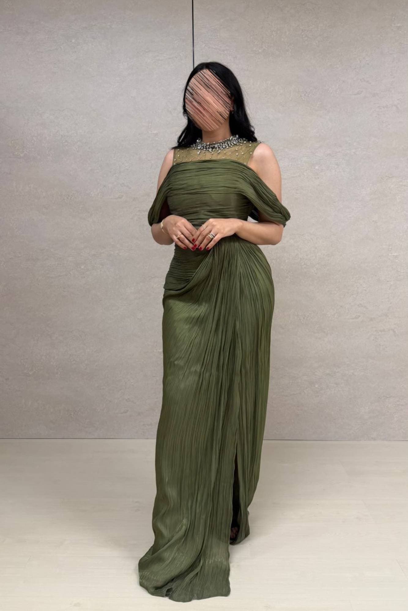 فستان سهرة أنيق يعكس الفخامة والهدوء في آنٍ واحد