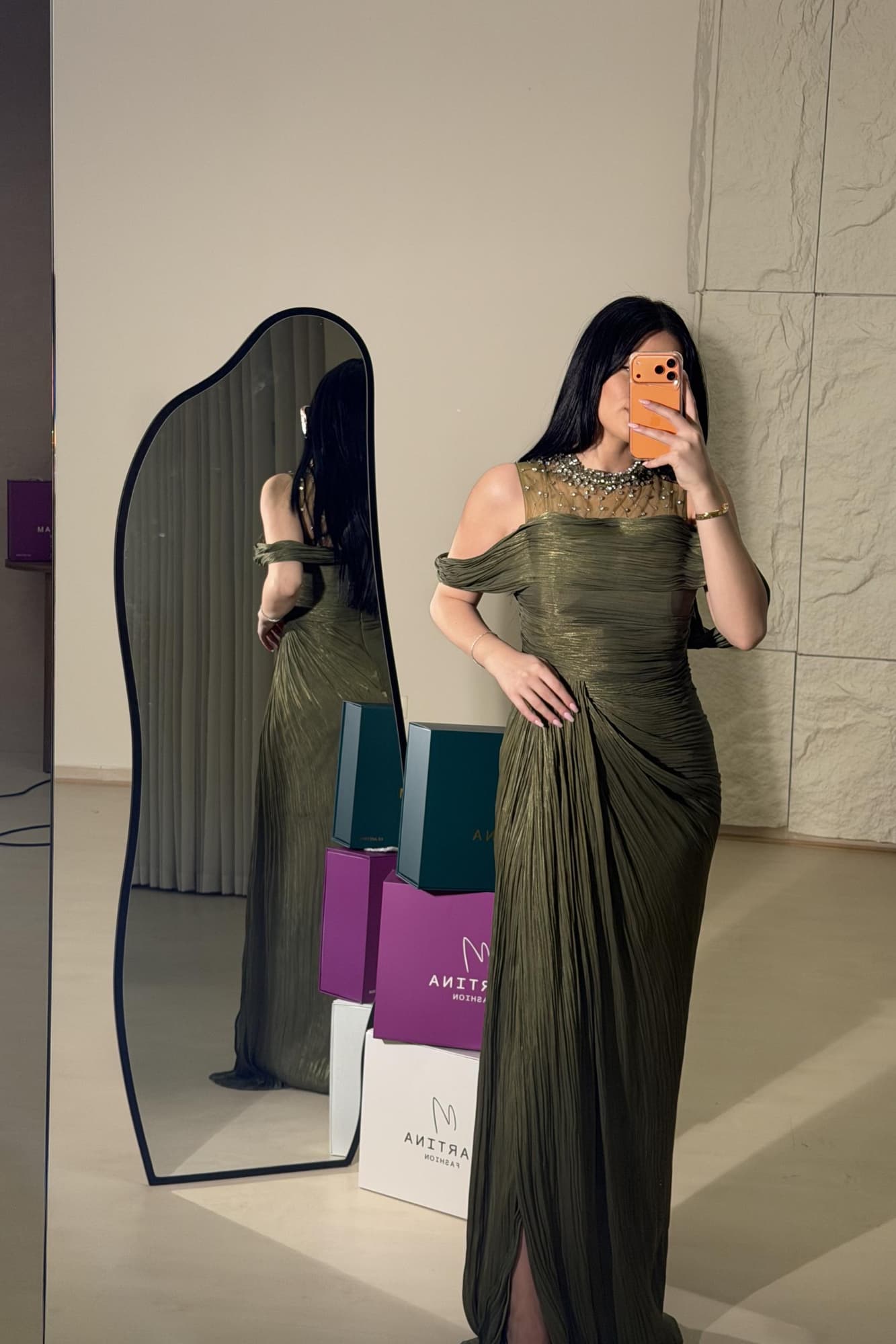 فستان سهرة أنيق يعكس الفخامة والهدوء في آنٍ واحد