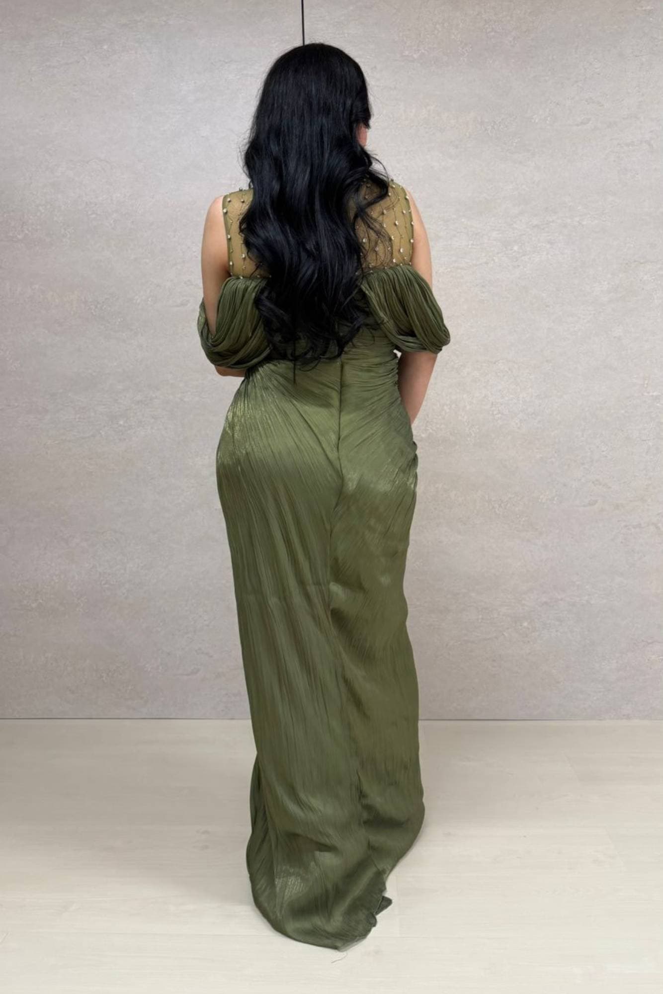 فستان سهرة أنيق يعكس الفخامة والهدوء في آنٍ واحد