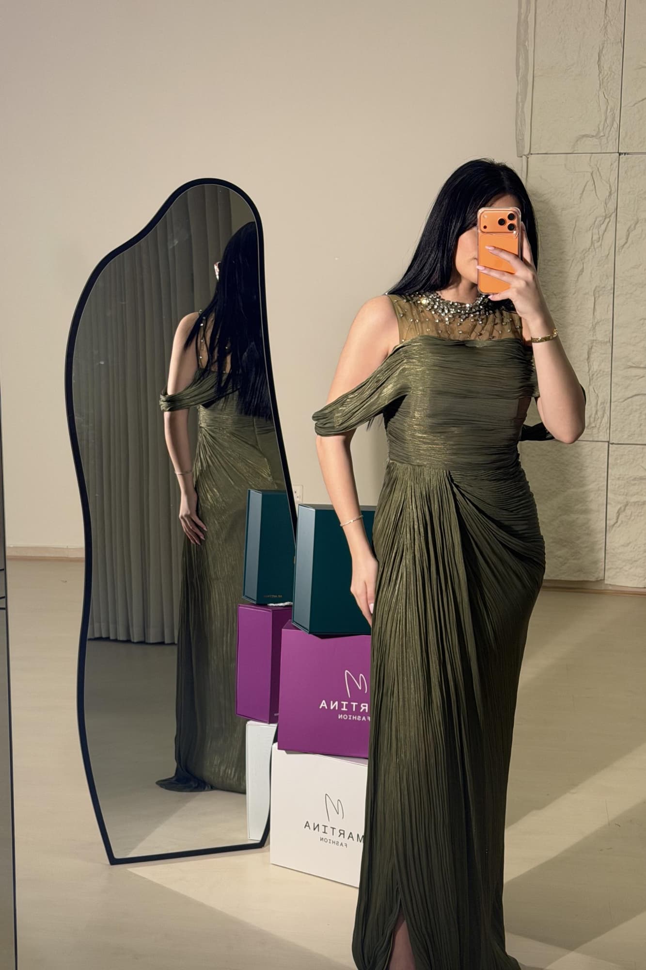 فستان سهرة أنيق يعكس الفخامة والهدوء في آنٍ واحد