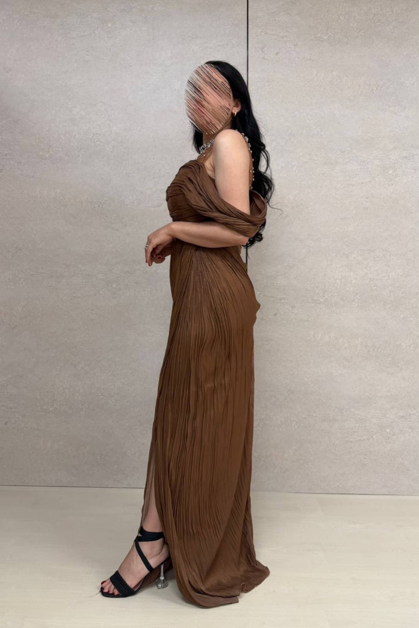 فستان سهرة أنيق يعكس الفخامة والهدوء في آنٍ واحد