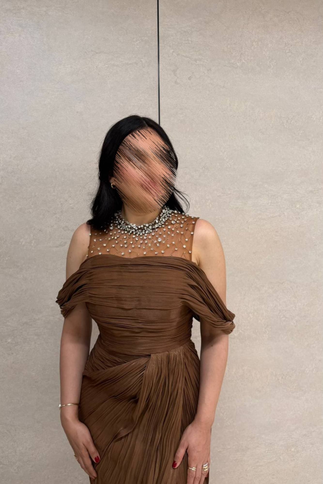 فستان سهرة أنيق يعكس الفخامة والهدوء في آنٍ واحد