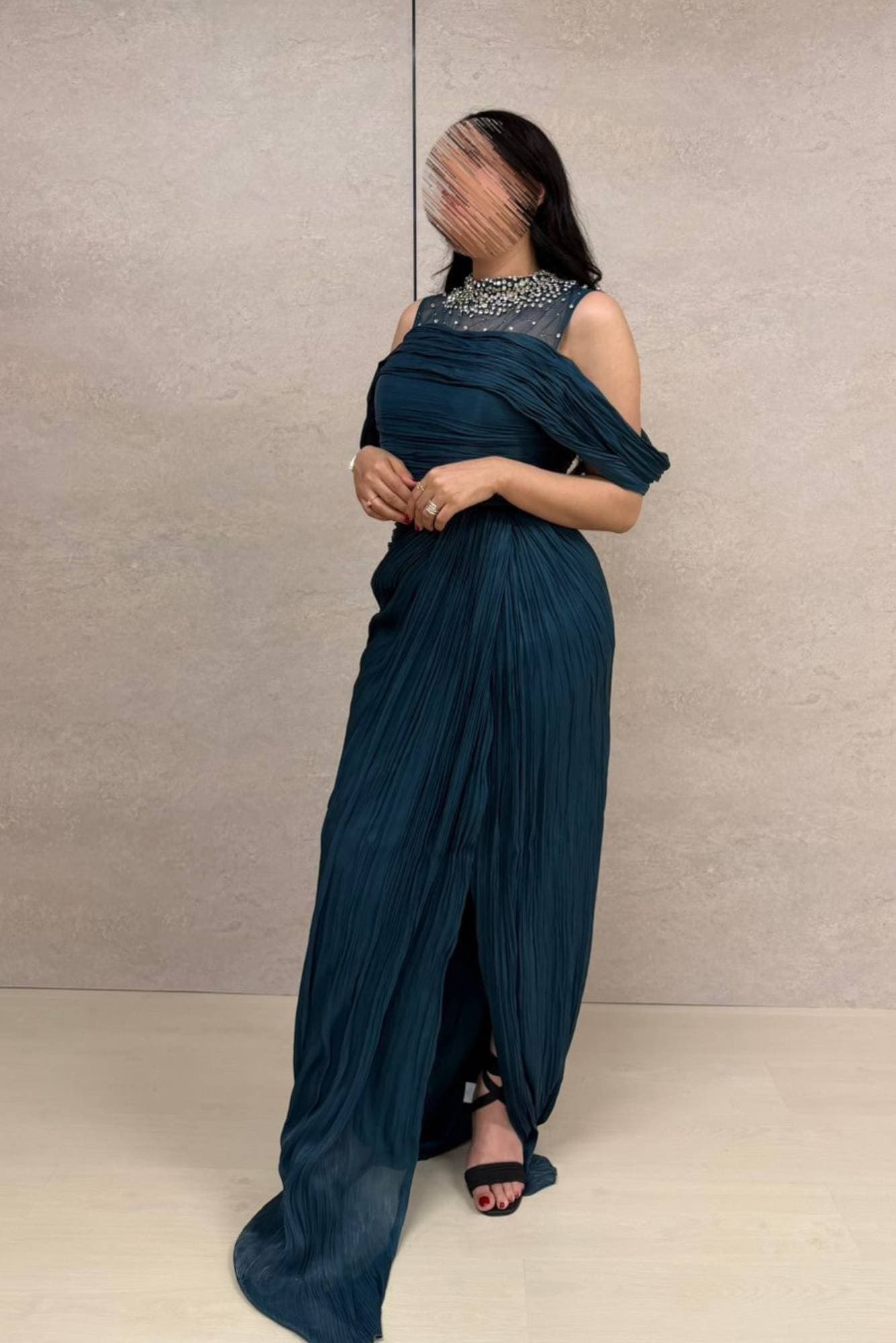 فستان سهرة أنيق يعكس الفخامة والهدوء في آنٍ واحد