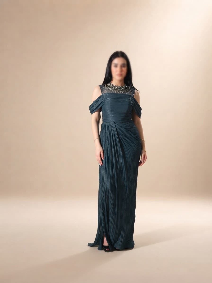 فستان سهرة أنيق يعكس الفخامة والهدوء في آنٍ واحد