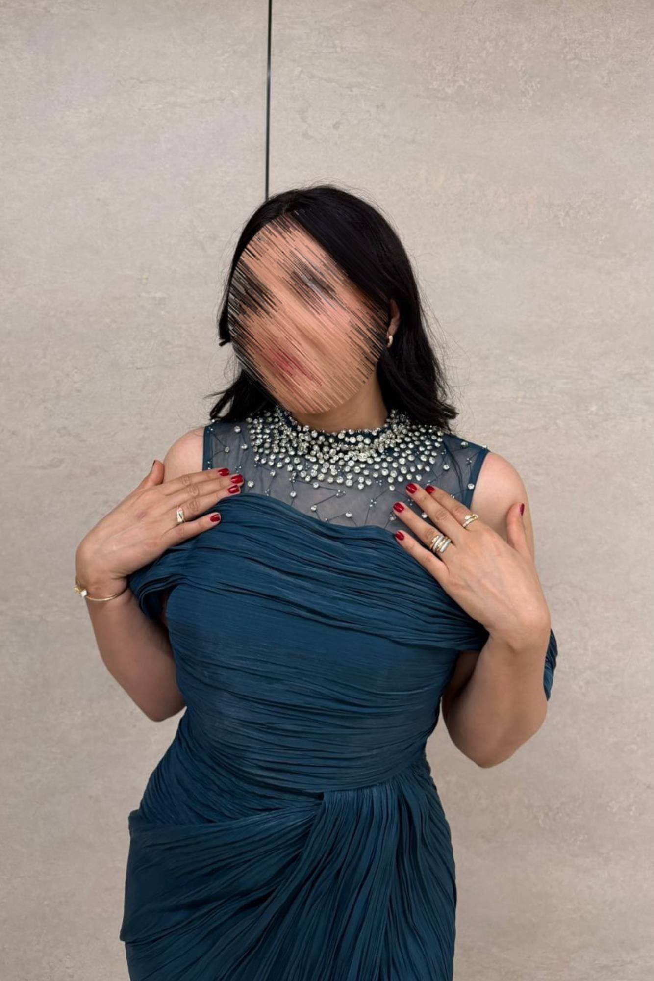 فستان سهرة أنيق يعكس الفخامة والهدوء في آنٍ واحد