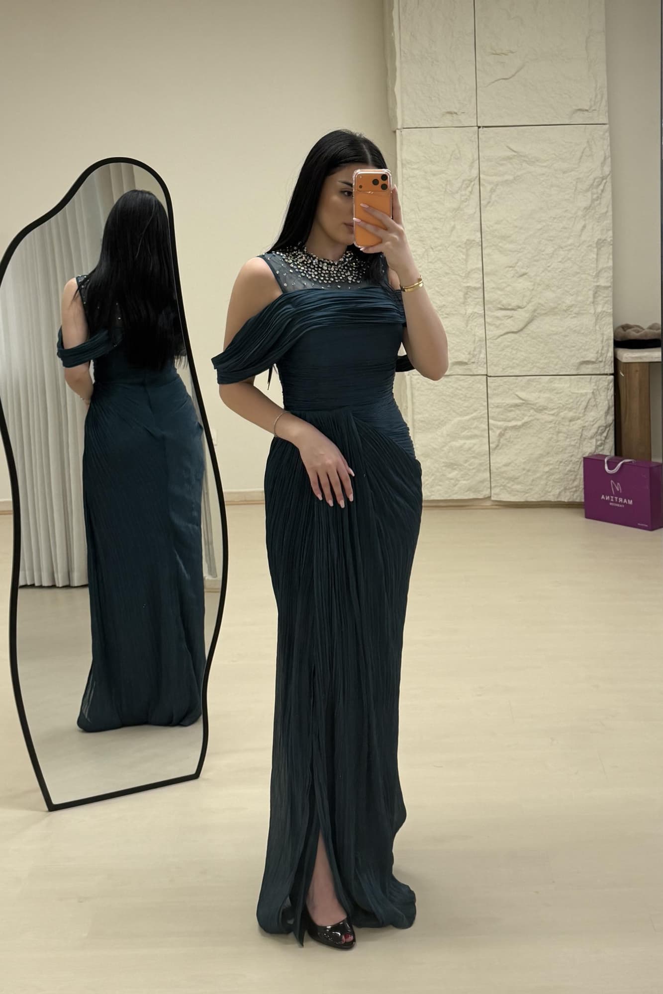 فستان سهرة أنيق يعكس الفخامة والهدوء في آنٍ واحد