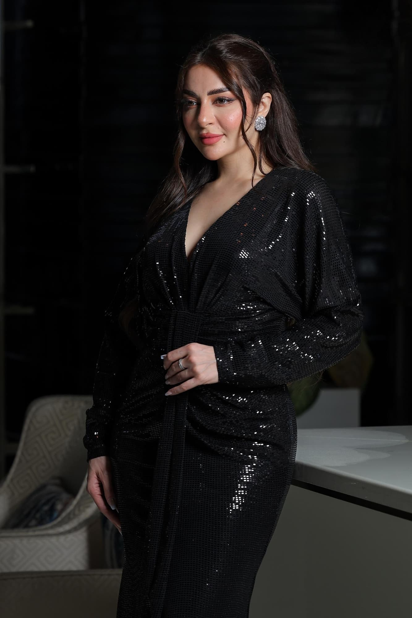 فستان سهرة باكمام طويلة وقصه ساق بلون ساحر