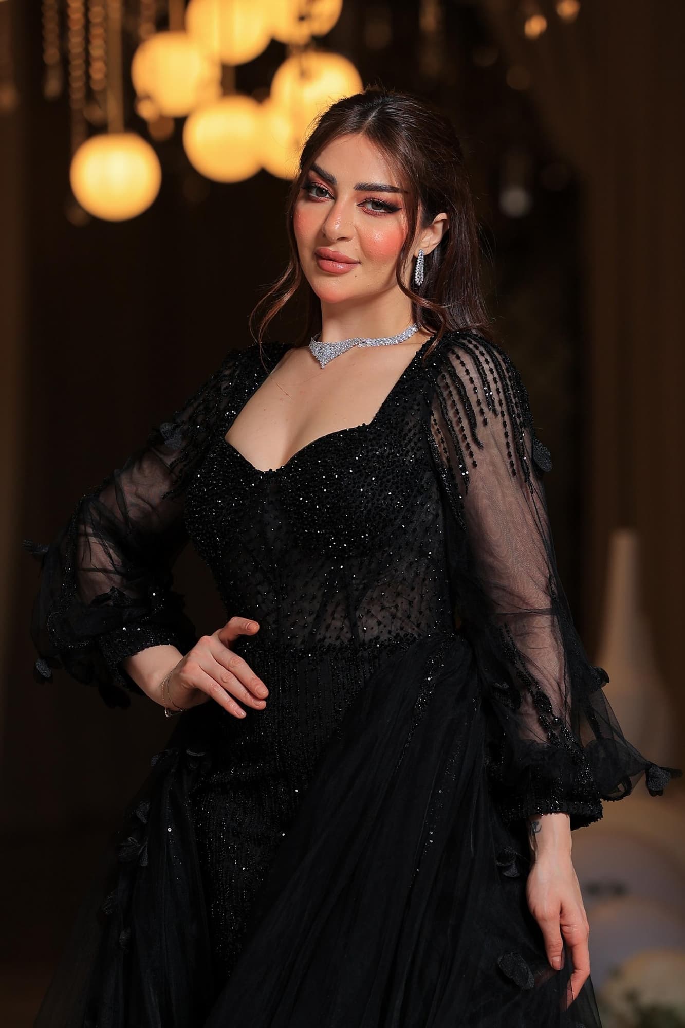 فستان سهرة فاخر يجمع بين الجاذبية والرقي، بتصميم ملكي باللون الأسود