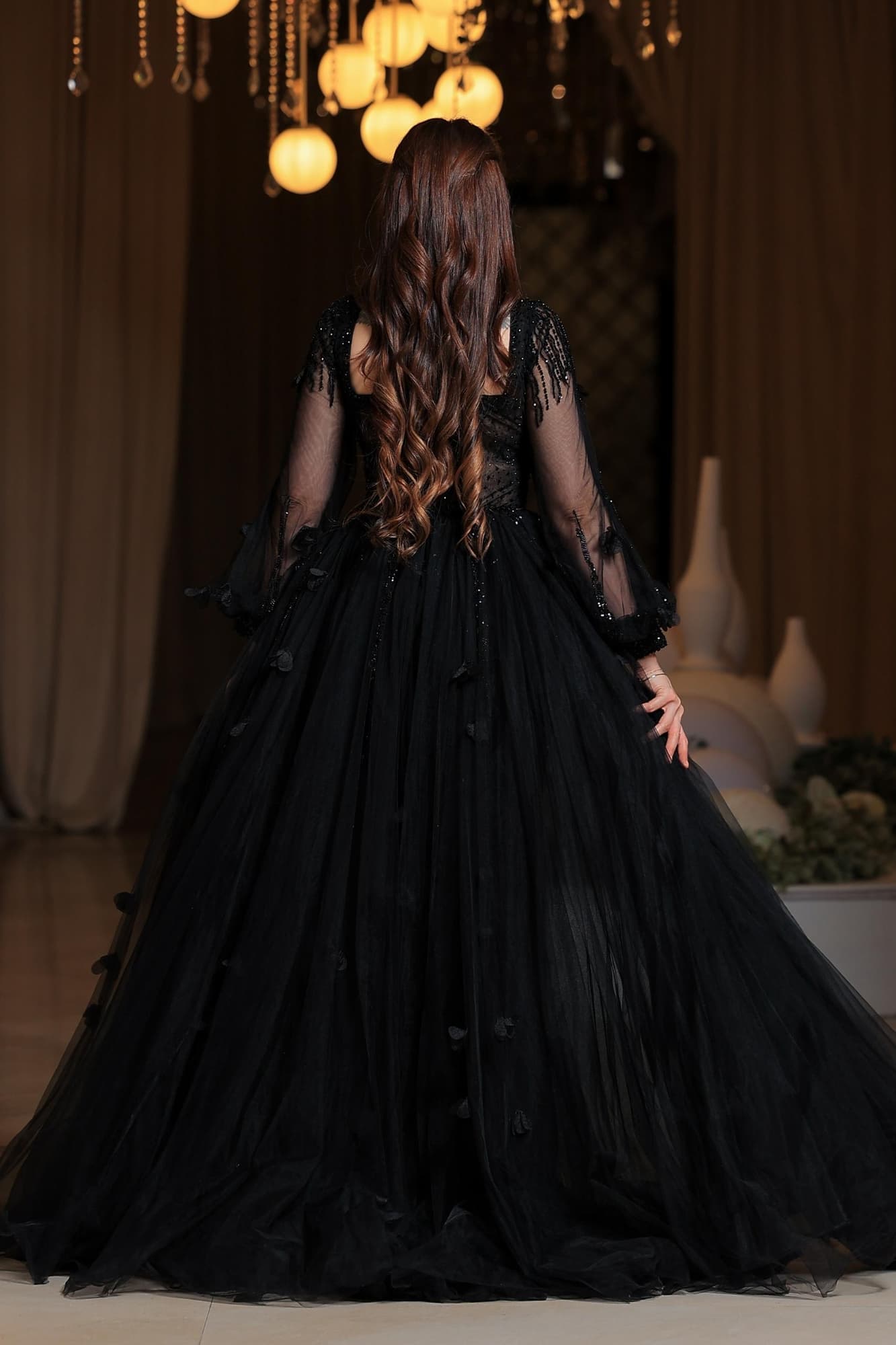 فستان سهرة فاخر يجمع بين الجاذبية والرقي، بتصميم ملكي باللون الأسود