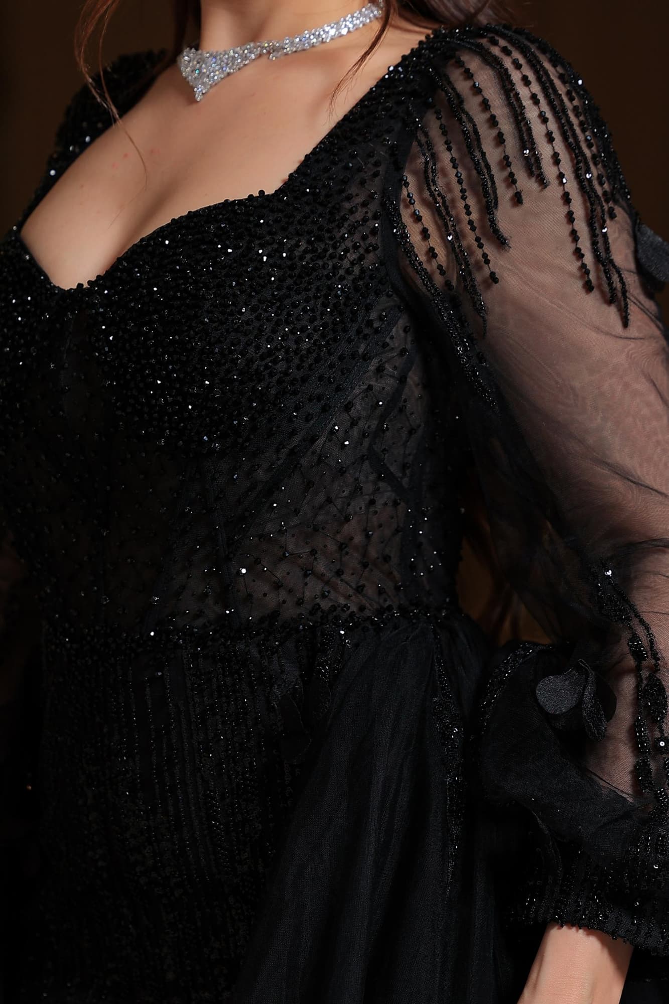 فستان سهرة فاخر يجمع بين الجاذبية والرقي، بتصميم ملكي باللون الأسود