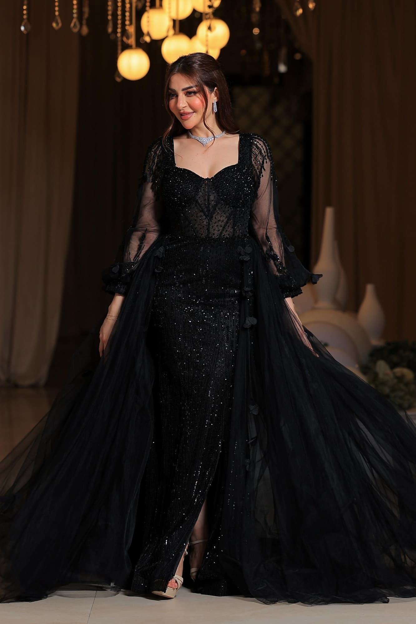 فستان سهرة فاخر يجمع بين الجاذبية والرقي، بتصميم ملكي باللون الأسود