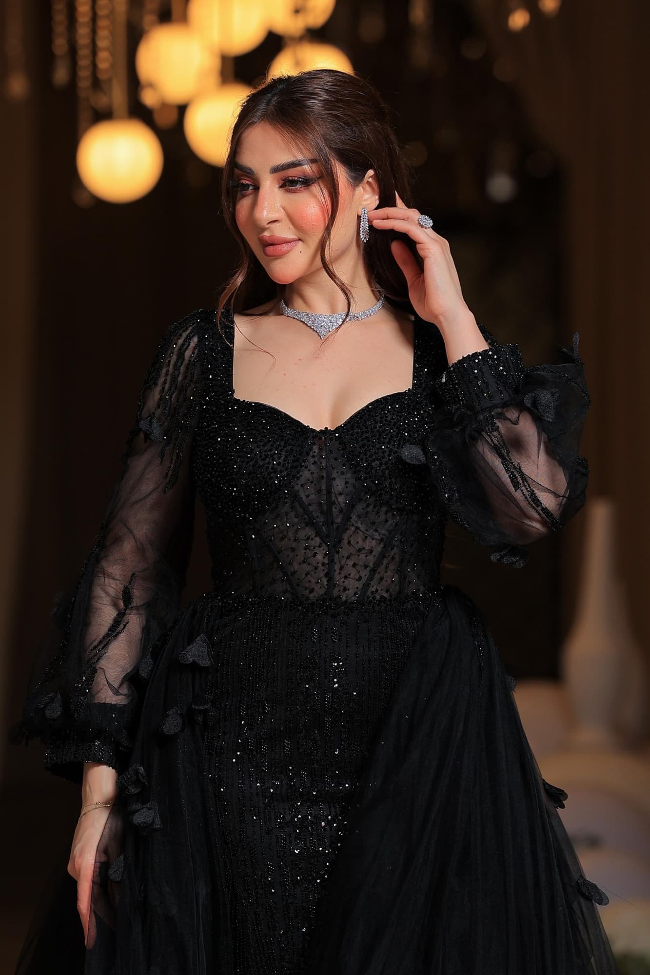 فستان سهرة فاخر يجمع بين الجاذبية والرقي، بتصميم ملكي باللون الأسود