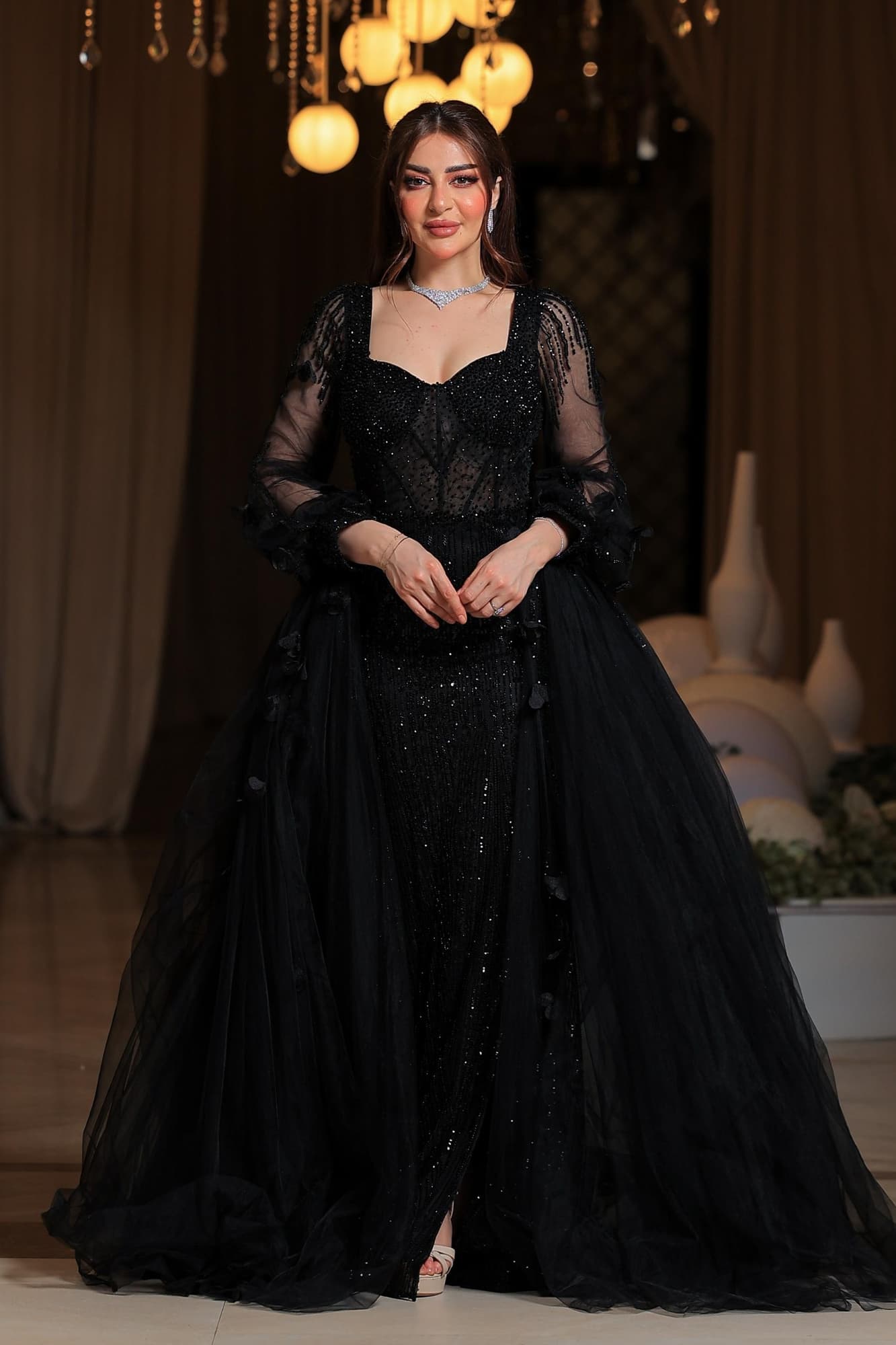 فستان سهرة فاخر يجمع بين الجاذبية والرقي، بتصميم ملكي باللون الأسود