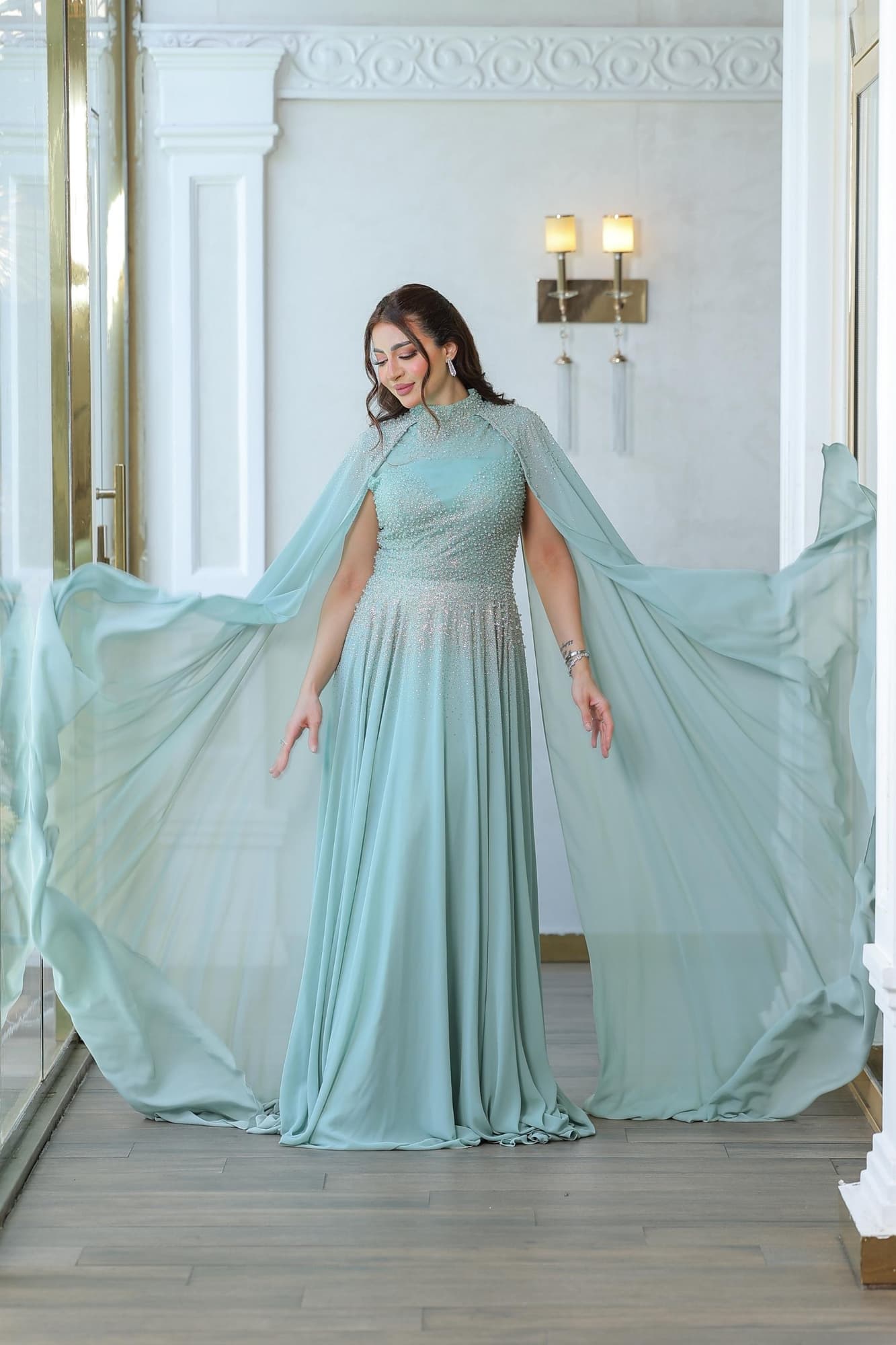 فستان سهرة باكمام كيب مزين بالخرز على الصدر