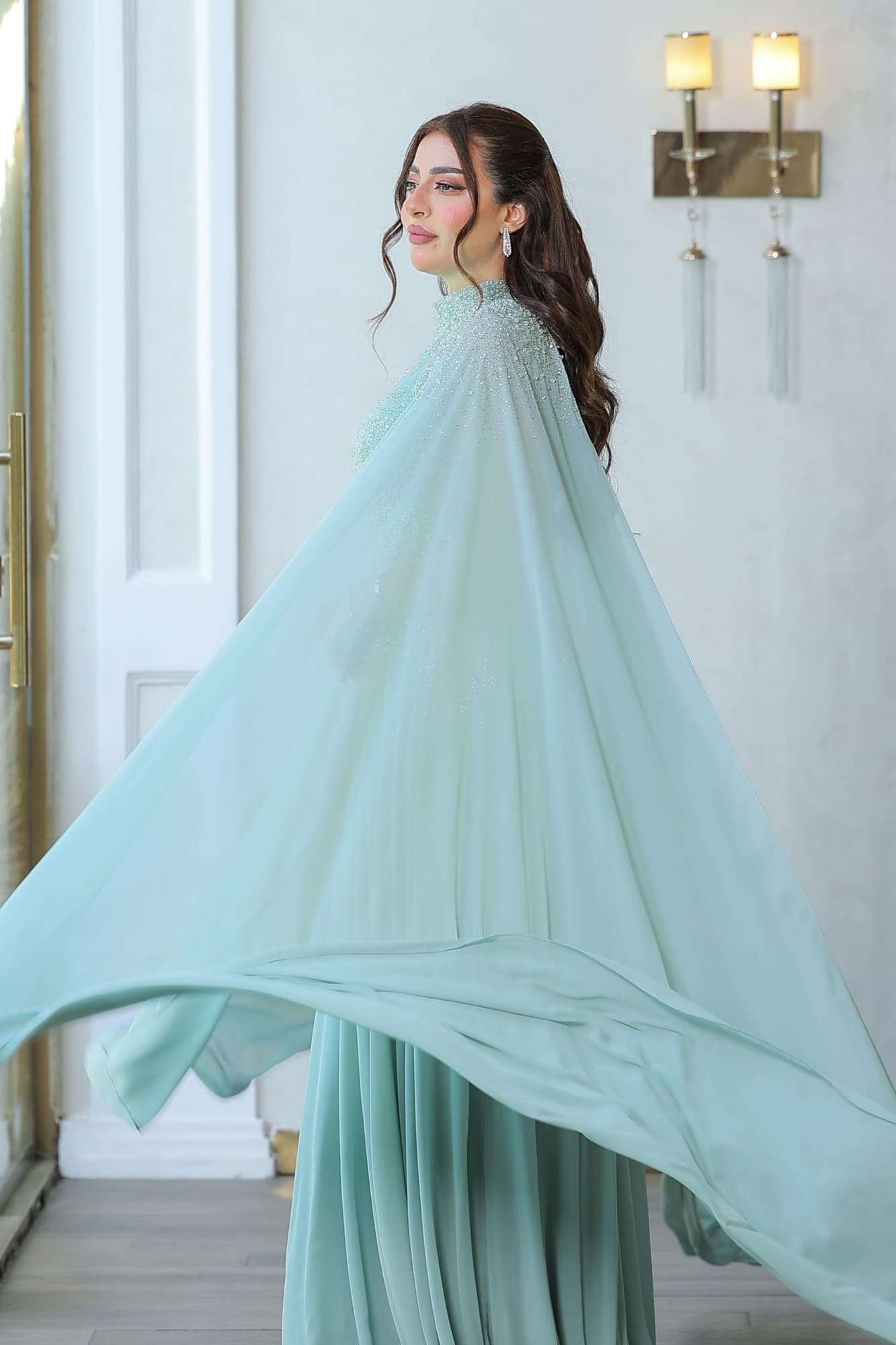 فستان سهرة باكمام كيب مزين بالخرز على الصدر