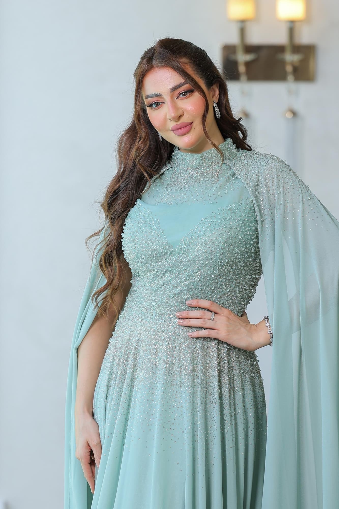 فستان سهرة باكمام كيب مزين بالخرز على الصدر