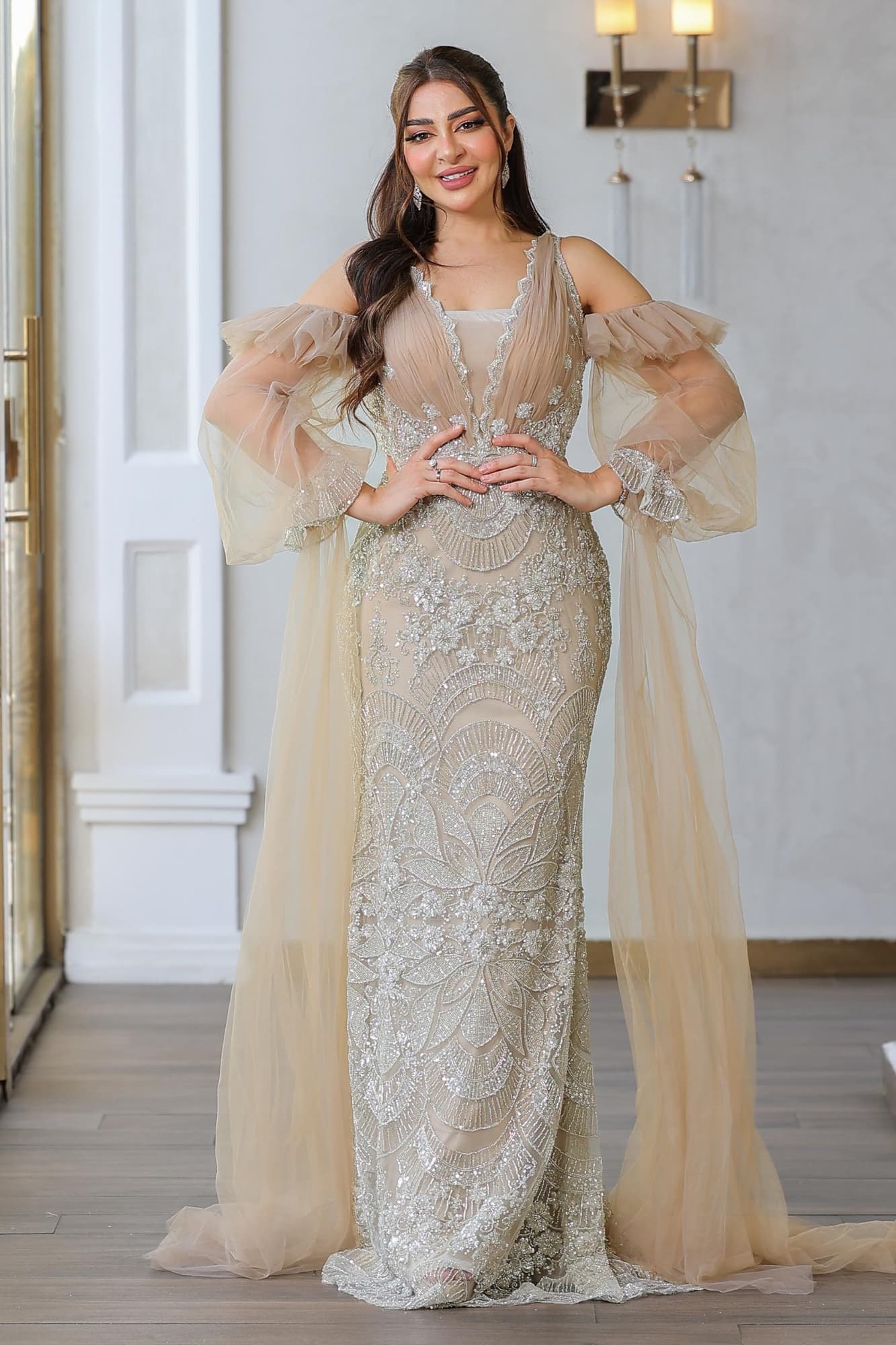 فستان سهرة أنيق يتميز بقماش مطرّز بالكامل بتفاصيل لامعة دقيقة