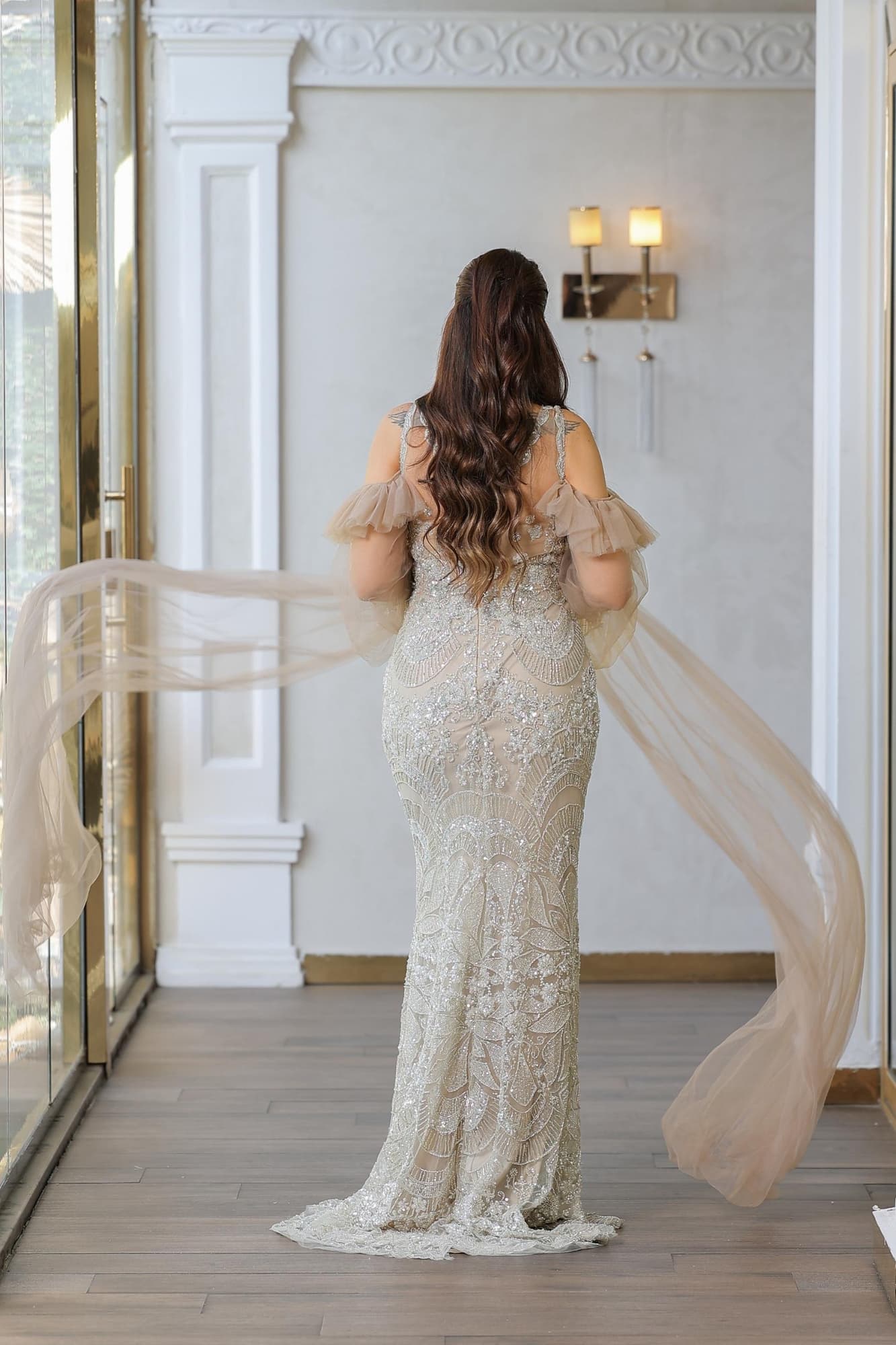 فستان سهرة أنيق يتميز بقماش مطرّز بالكامل بتفاصيل لامعة دقيقة