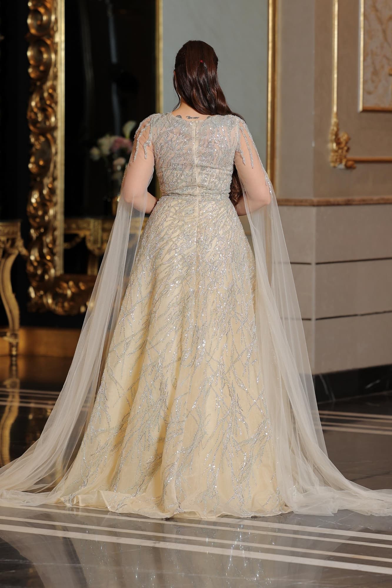 فستان سهرة فخم مزين بتطريزات فضية لامعة