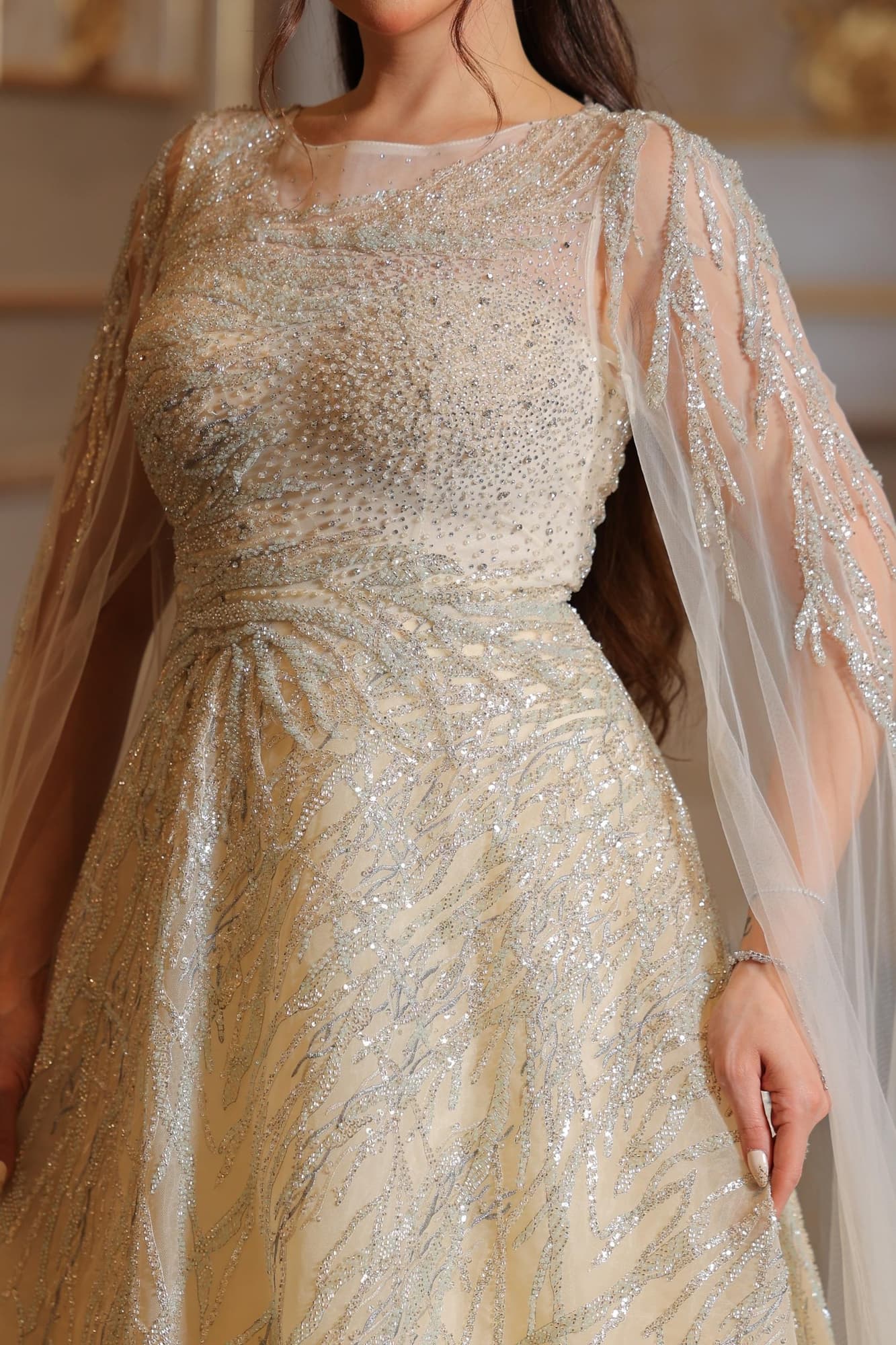 فستان سهرة فخم مزين بتطريزات فضية لامعة